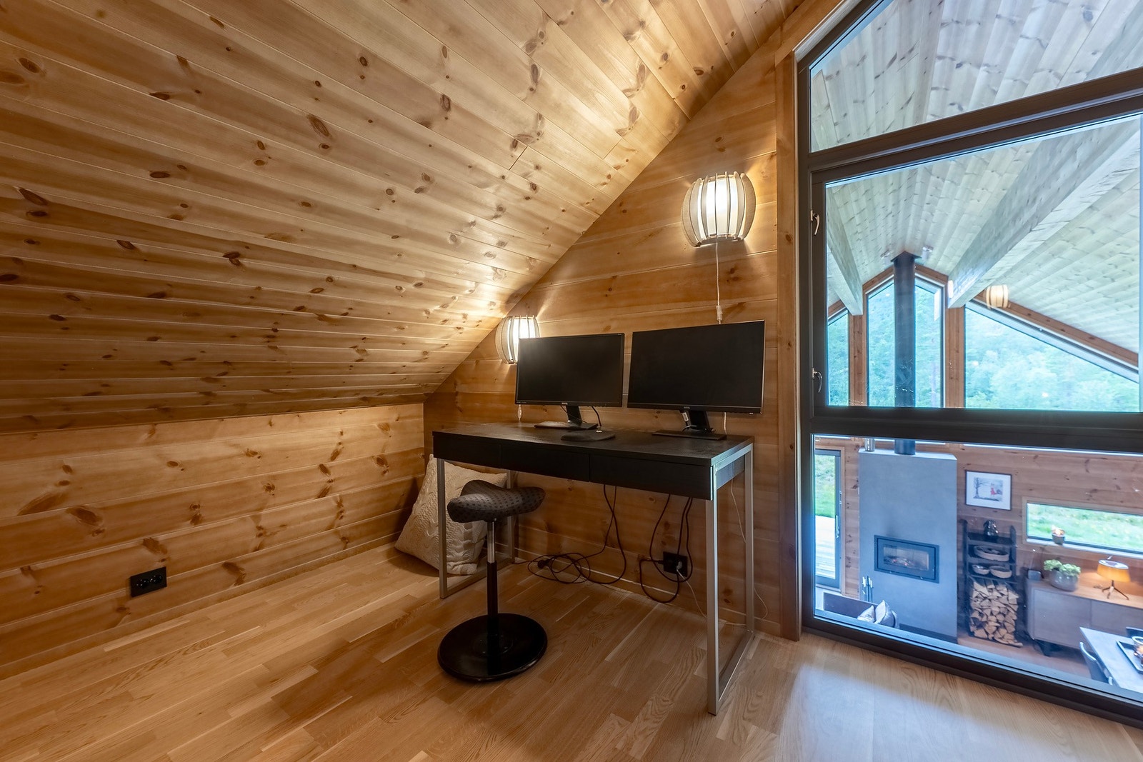 Loftstuen er av god størrelse og med møbleringsmuligheter for bla kontorpult. Galleribilde