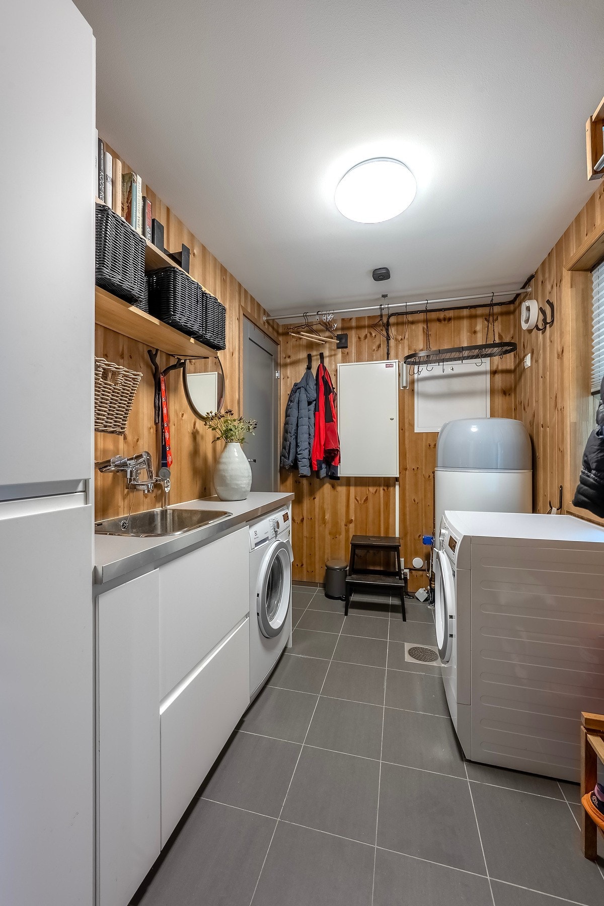 Praktisk vaskerom hvor du finner opplegg til vaskemaskin, varmtvannstank, sikringsskap og rørskap. Rommet har elektriske varmekabler i gulv. Galleribilde