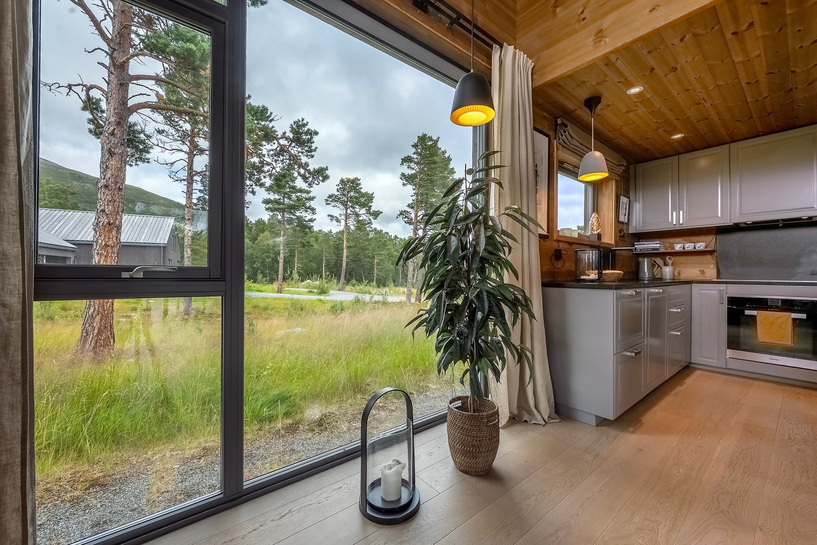 Det er gjennomgående store vindusflater i hele rommet. Alle vinduene i boligen er av 3-lags glass. Galleribilde