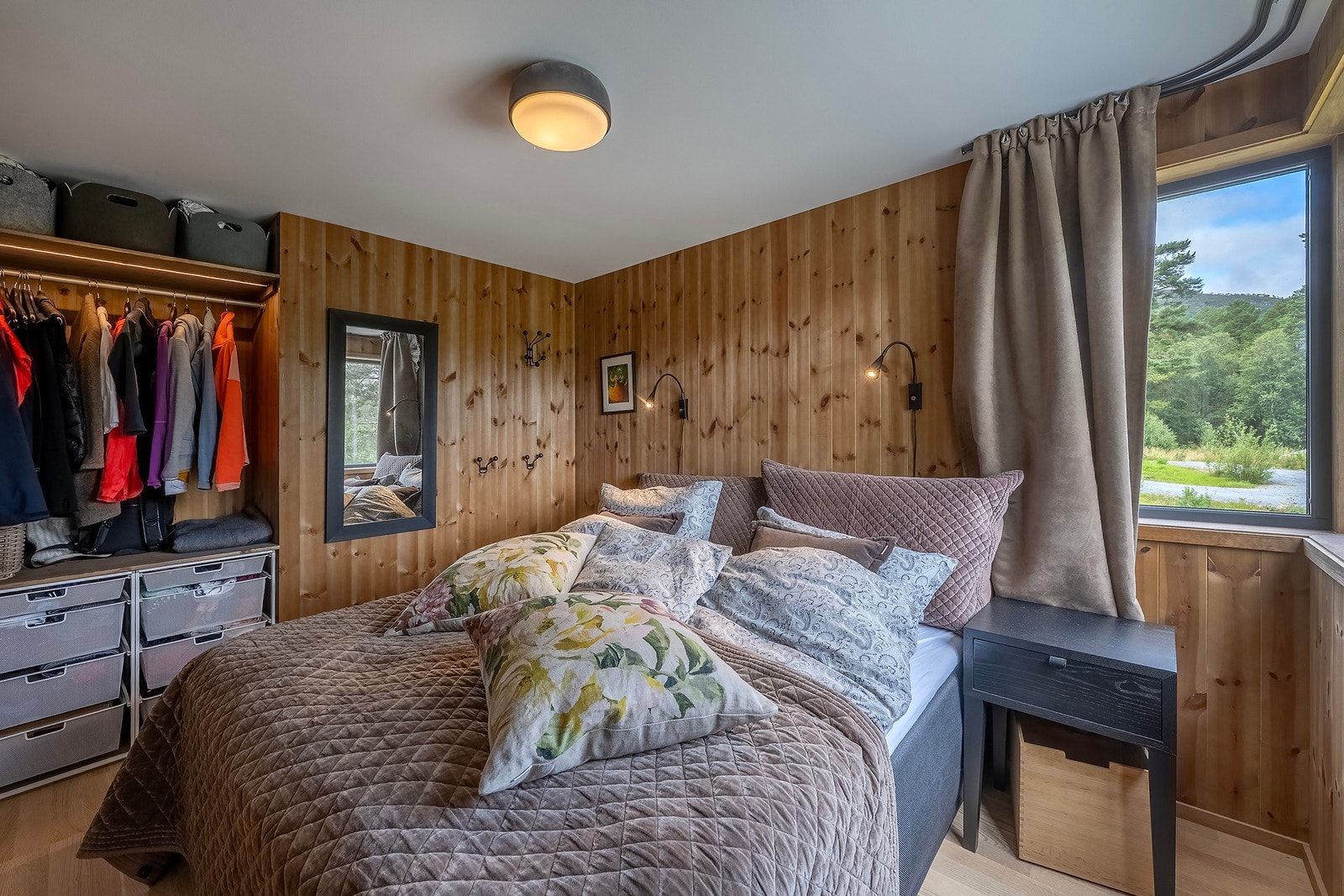 Det er innredet en kreativ og praktisk garderobeløsning. Galleribilde