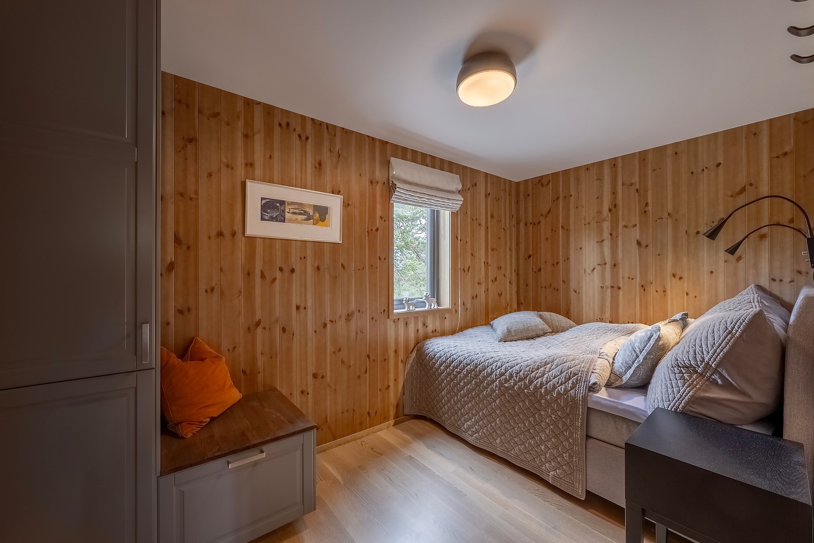 Her er det også godt med plass til garderobeskap og andre møblement som bla kontorpult. Galleribilde