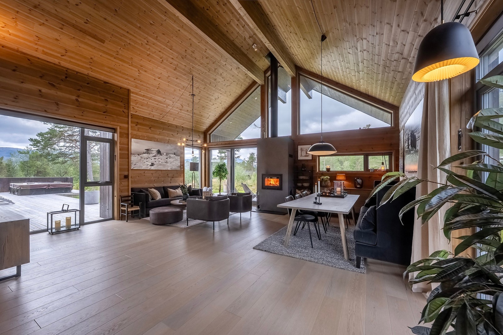 Den nydelige takhøyden gir rommet en luftig og behagelig atmosfære. Galleribilde