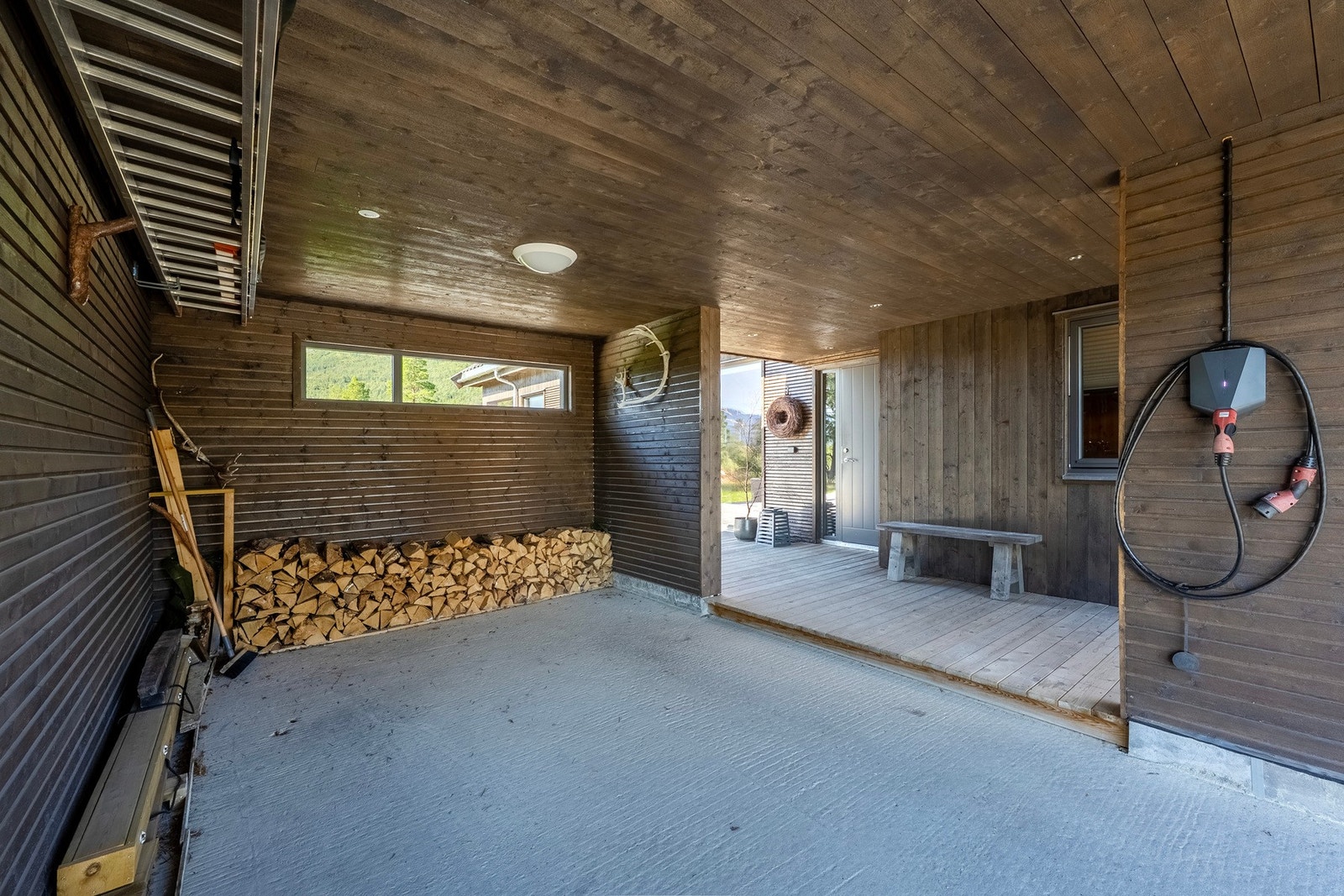 Parkering skjer i egen carport eller på oppstillingsplasser egen tomt. Elbil-lader ble installert i 2022. Galleribilde