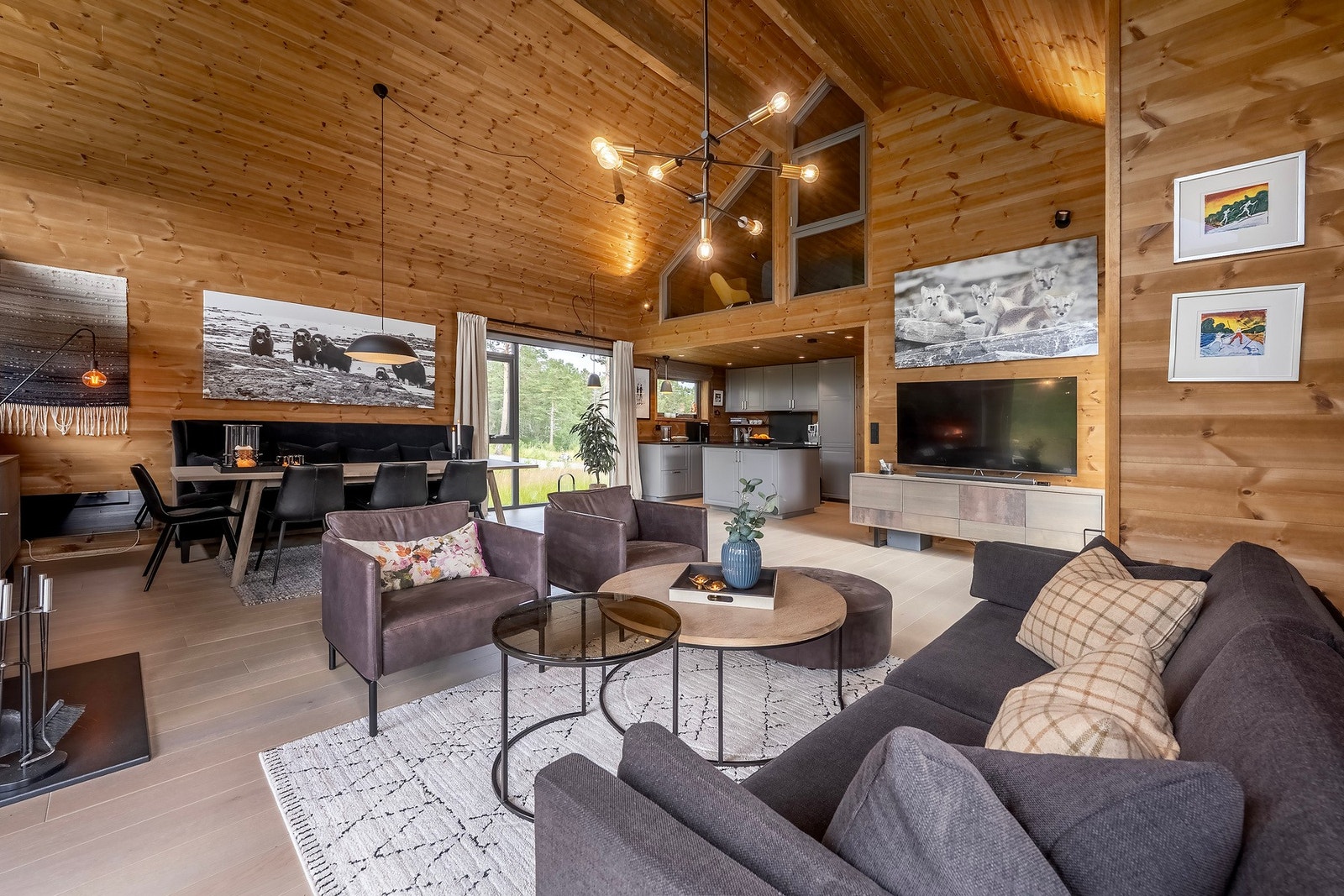 Hytta har en åpen løsning mellom kjøkken og stue på hele ca. 52 kvadratmeter. Galleribilde