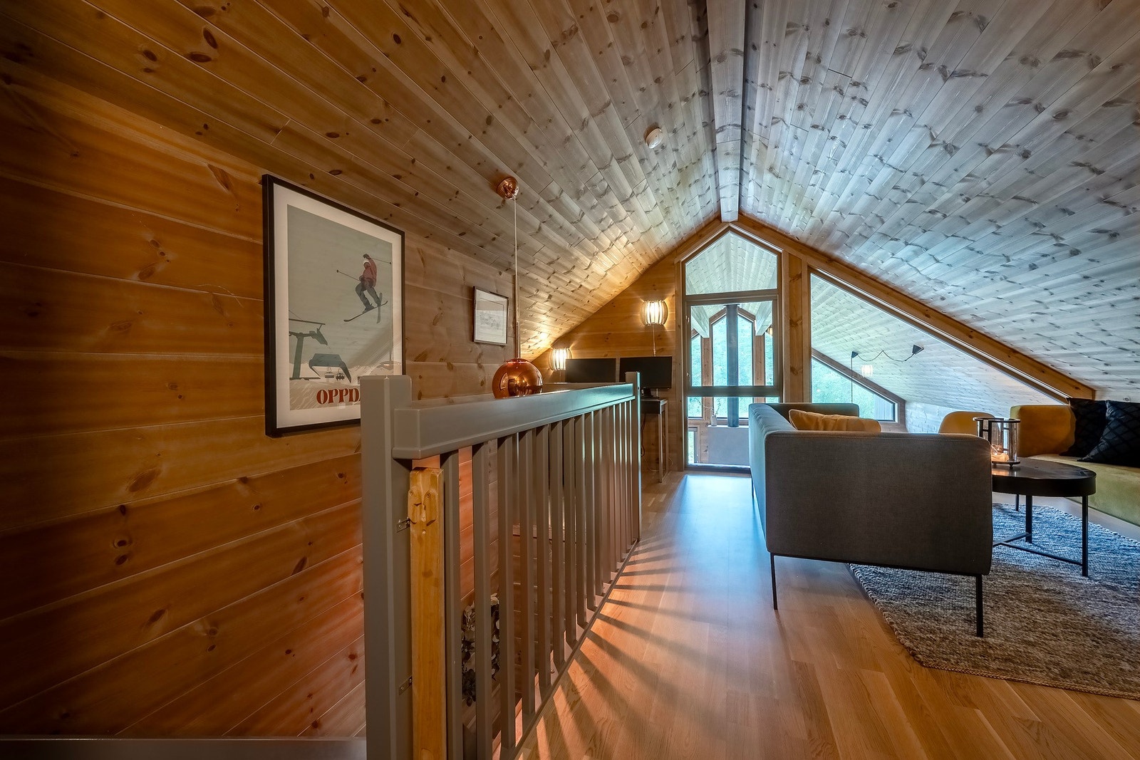 Opp trappen kommer du til overetasjen. Galleribilde