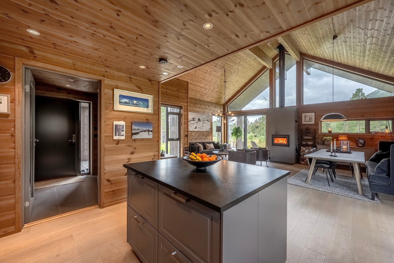 Kjøkkenøyen bidrar til mer skap- og benkeplass men også den luftige og romslige følelsen i rommet. Galleribilde