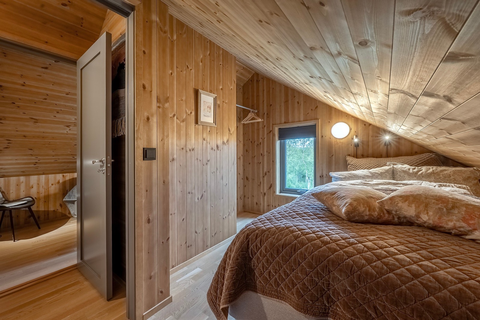 Soverom på 5,7 kvadratmeter. Her også innredet enkel garderobeløsning. Galleribilde