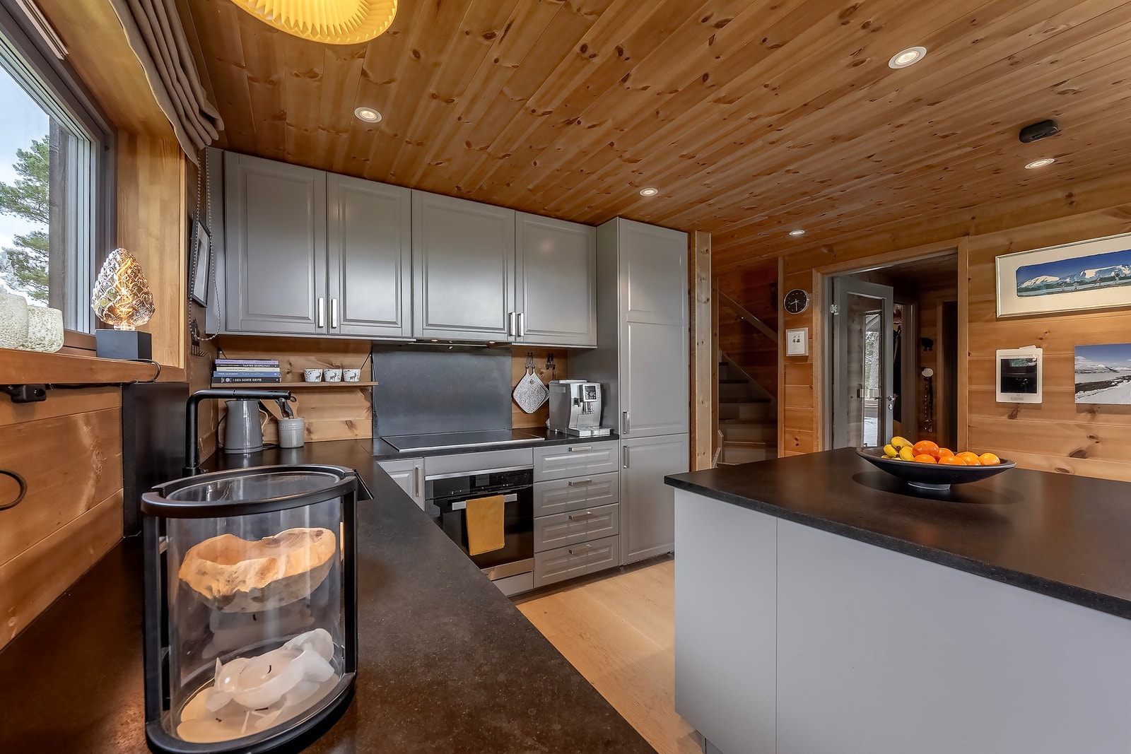 Kjøkkenet har fått tilstandsgrad 1 av takstmann og har godt med både skap- og benkeplass. Galleribilde