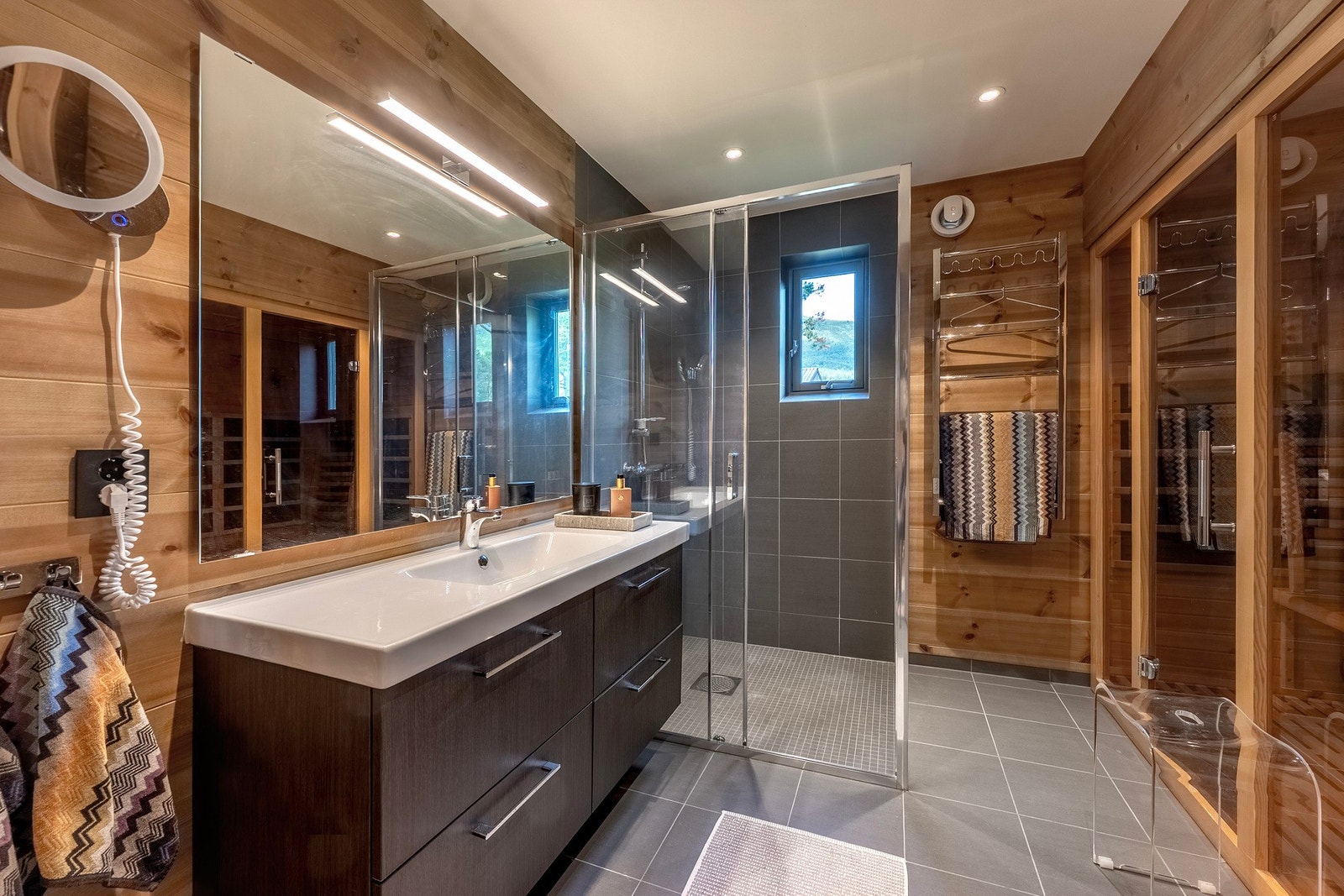 Lekkert baderom med badstue som har fått tilstandsgrad 1 av takstmann. Galleribilde