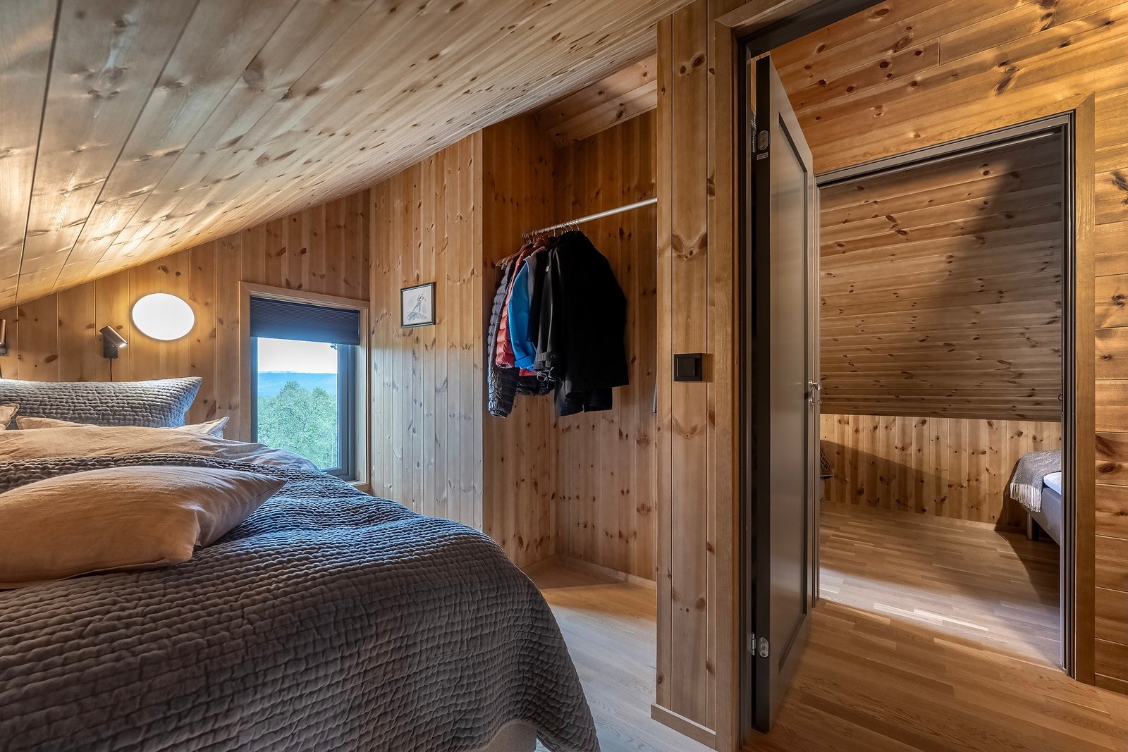 Soverom på 4,6 kvadratmeter med enkel garderobeløsning. Galleribilde