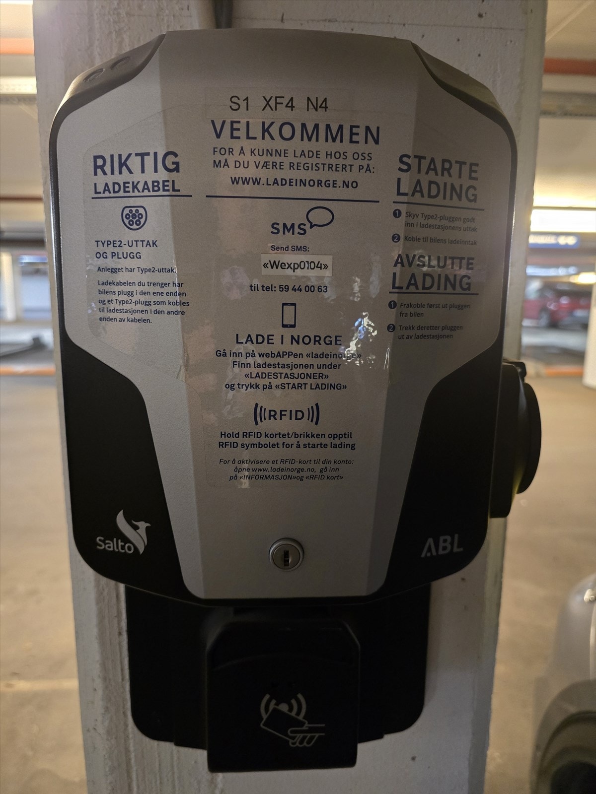 Det er installert EL-lader. Ladesystemet fungere både med Cloud Charge App og nøkkelbrikken for garasjeporten. Galleribilde