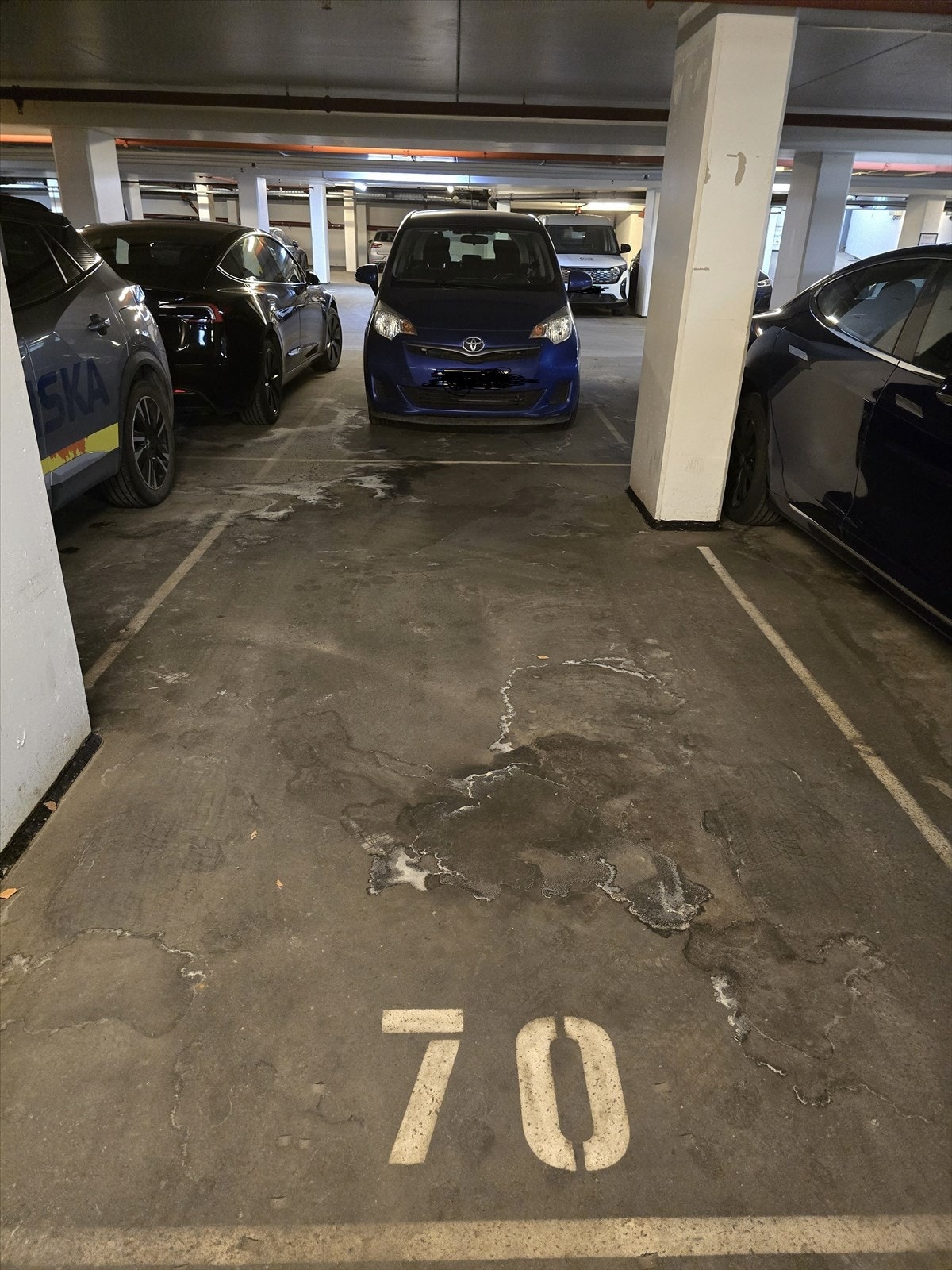 Garasjeplassen har en god intern beliggenhet. Garasjeanlegget er oppvarmet og har kameraovervåkning 24/7. Galleribilde