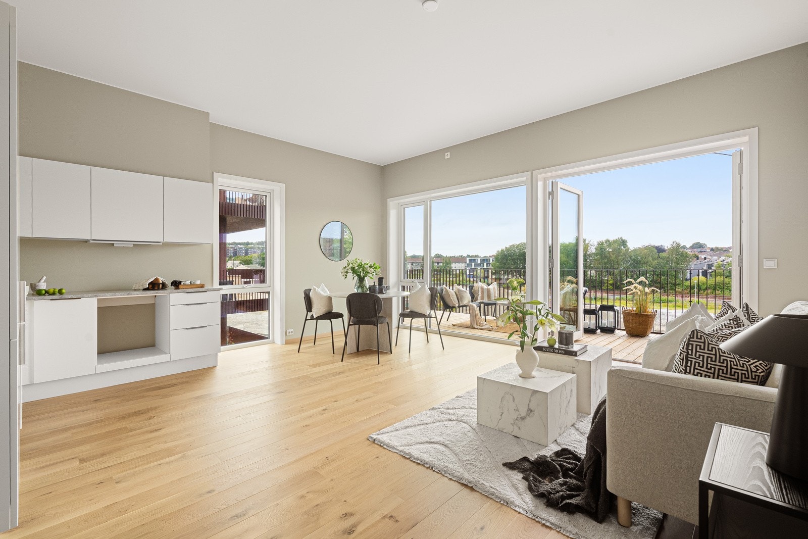 Stue og kjøkken i åpen løsning. Her ligger alt til rette for god matlaging og sosialt samvær Galleribilde