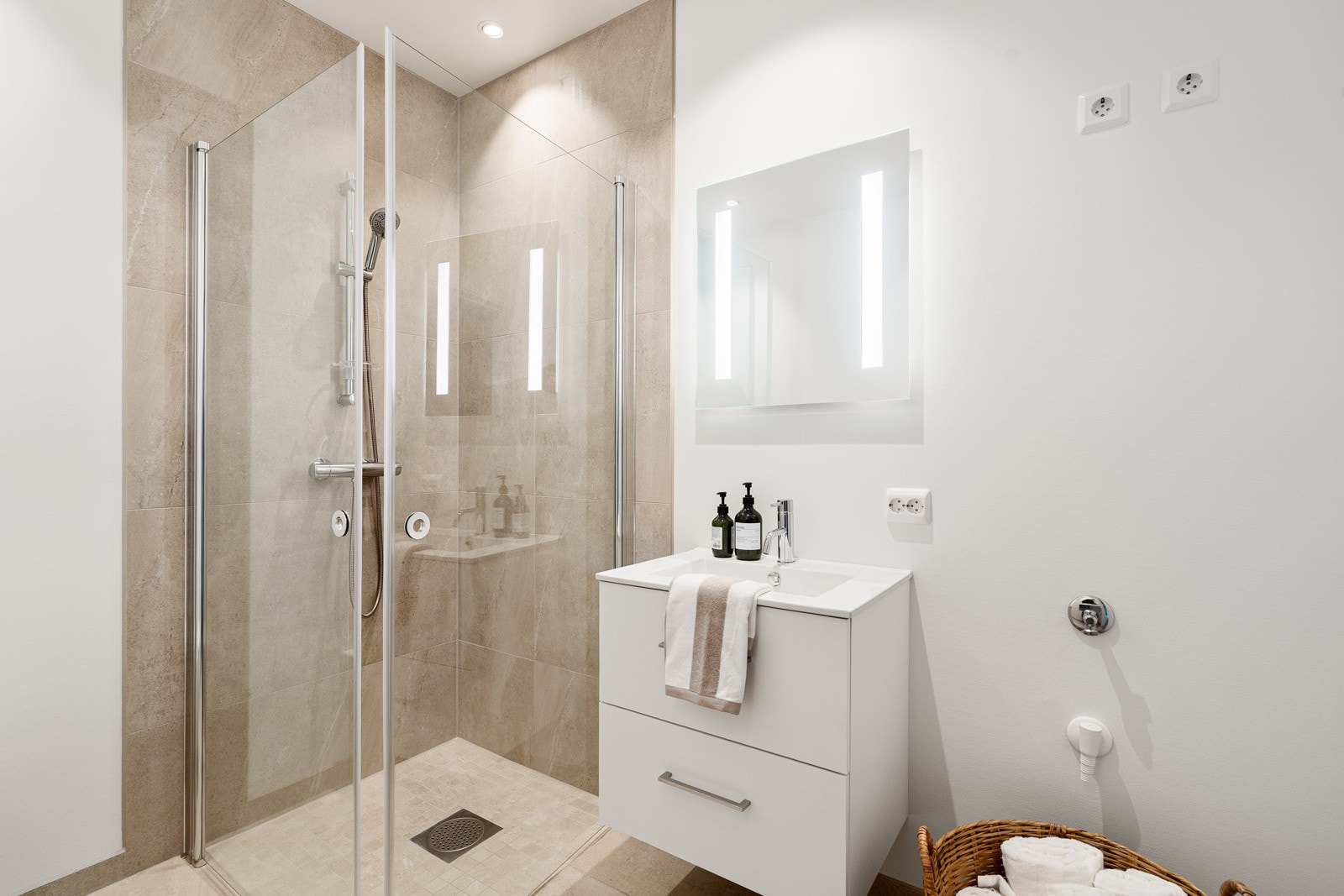 Det er varme i gulvet og opplegg for vaskemaskin. Galleribilde