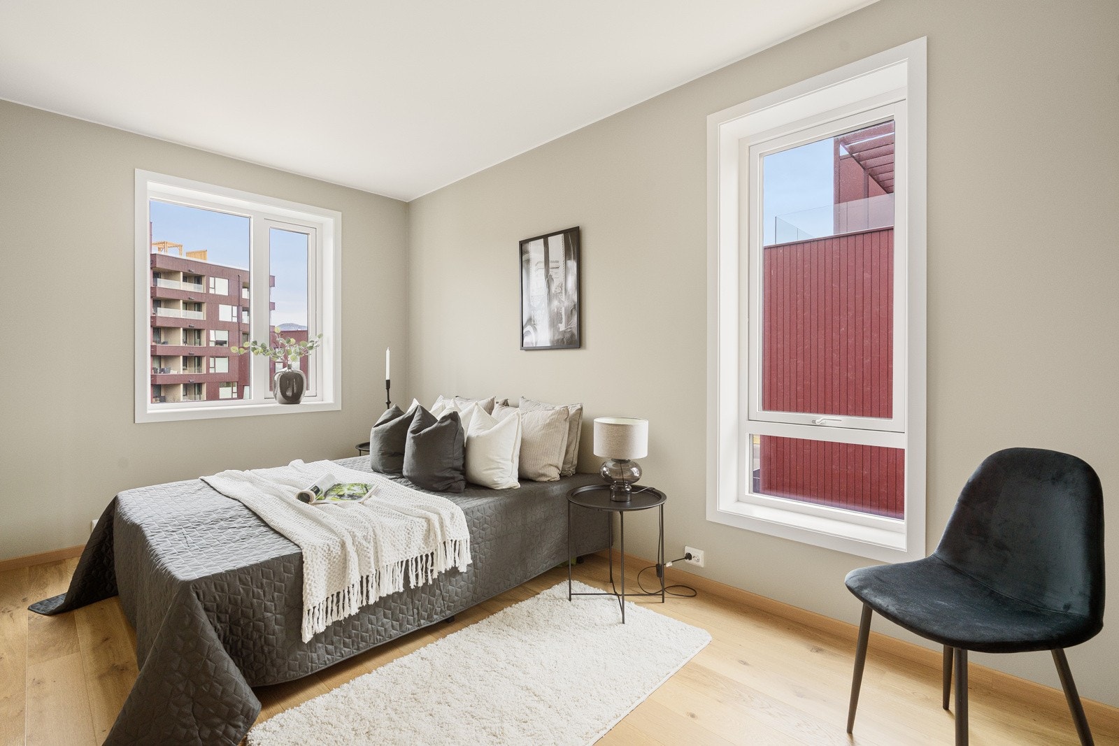 Hovedsoverommet med god plass til dobbeltseng, stor garderobe og annet ønsket møblement Galleribilde