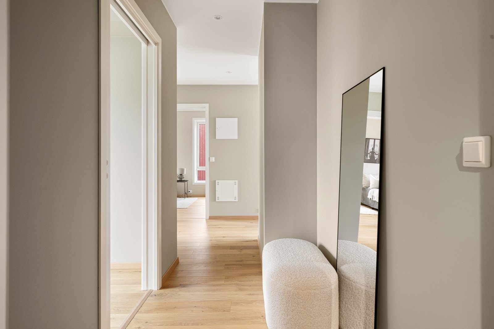 Inngang/ entré med god plass til å henge fra deg yttertøy og sette fra deg sko. Galleribilde