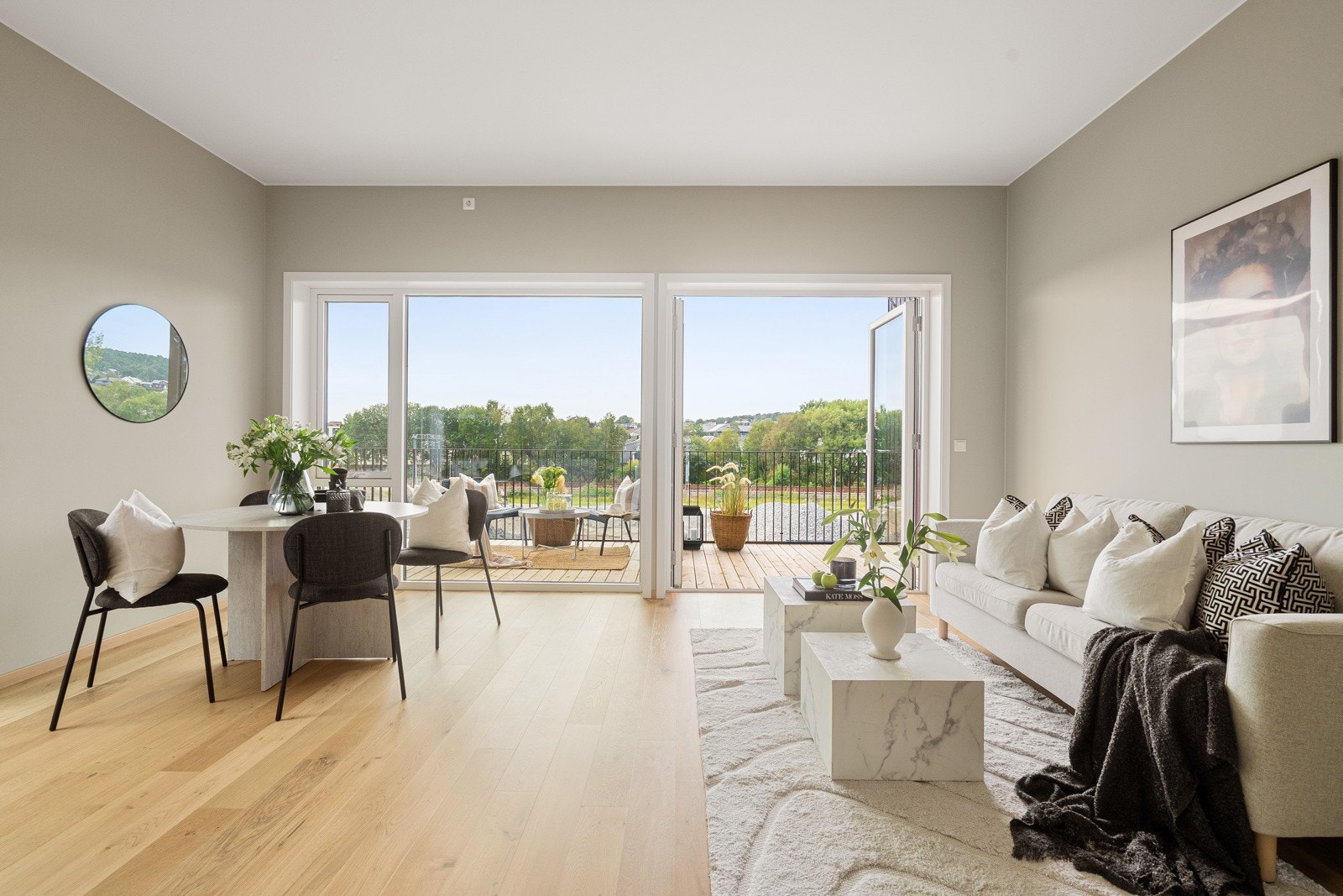 Lys og lekker stue. De store vindusflater skaper en herlig atmosfære. Galleribilde