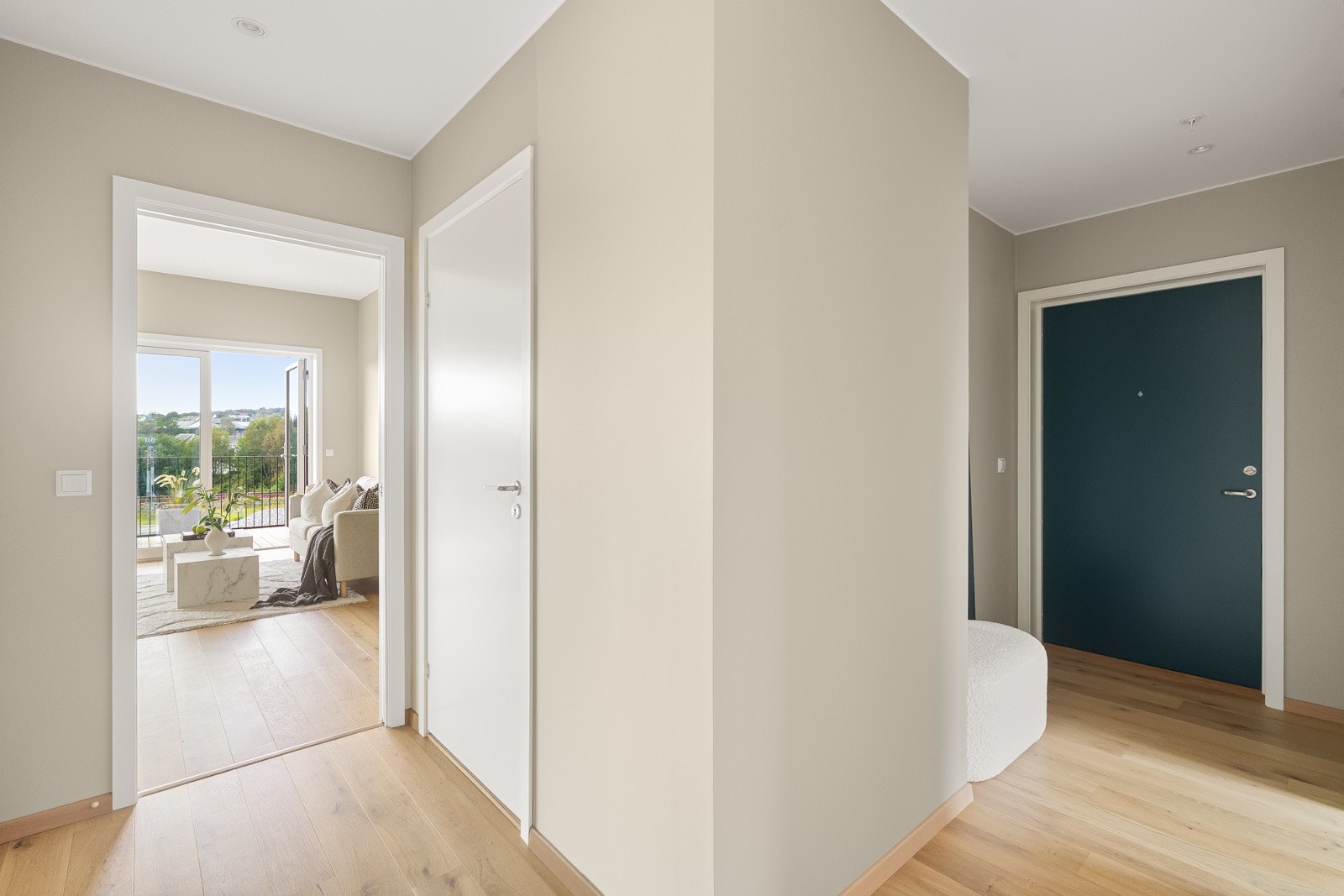 Stor gang med gode oppbevaringsmuligheter, god plass til garderobeskap. Galleribilde