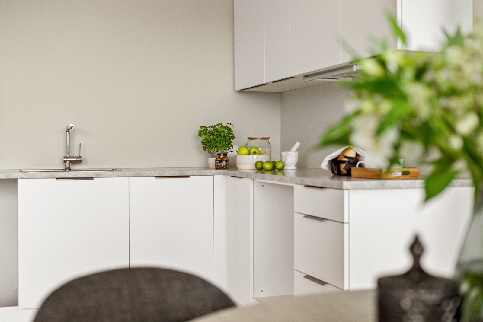 Tidløs kjøkkeninnredning med hvite slette fronter. Galleribilde