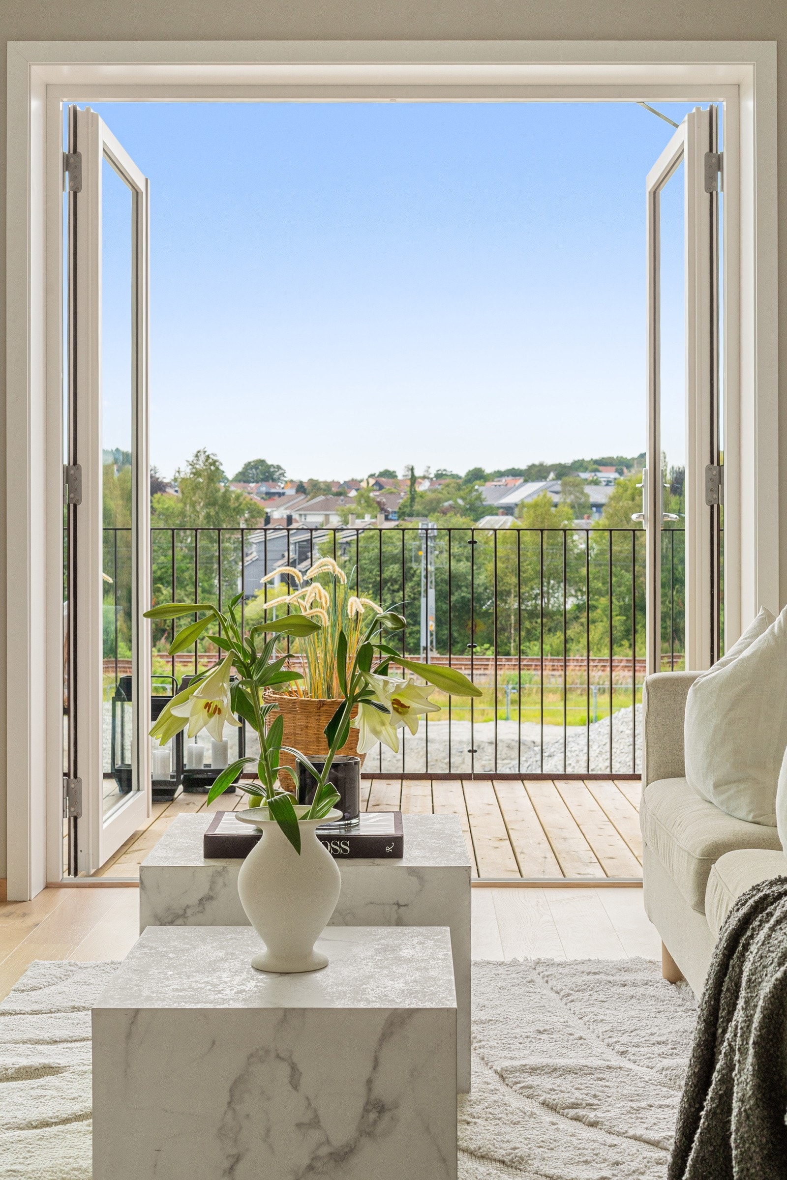 De dobble dørene skaper en sømløs overgang mellom ute og inne. Galleribilde