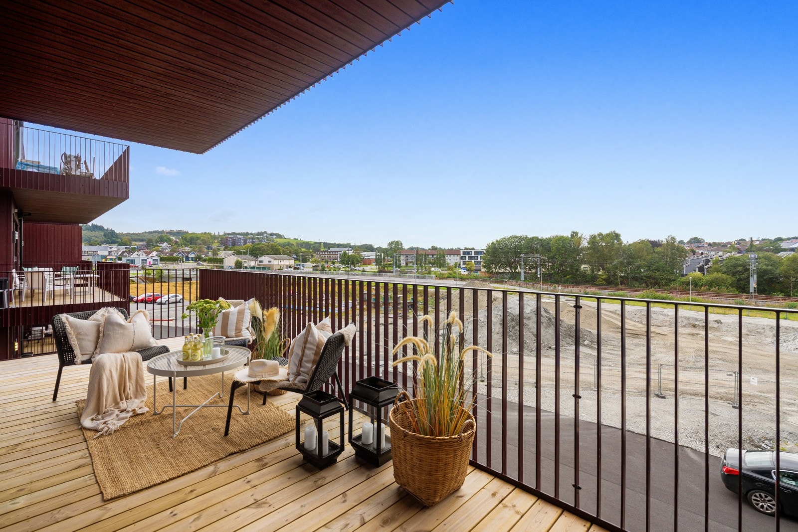 Fra stuen har man utgang til en stor og solrik overbygd balkong. Galleribilde