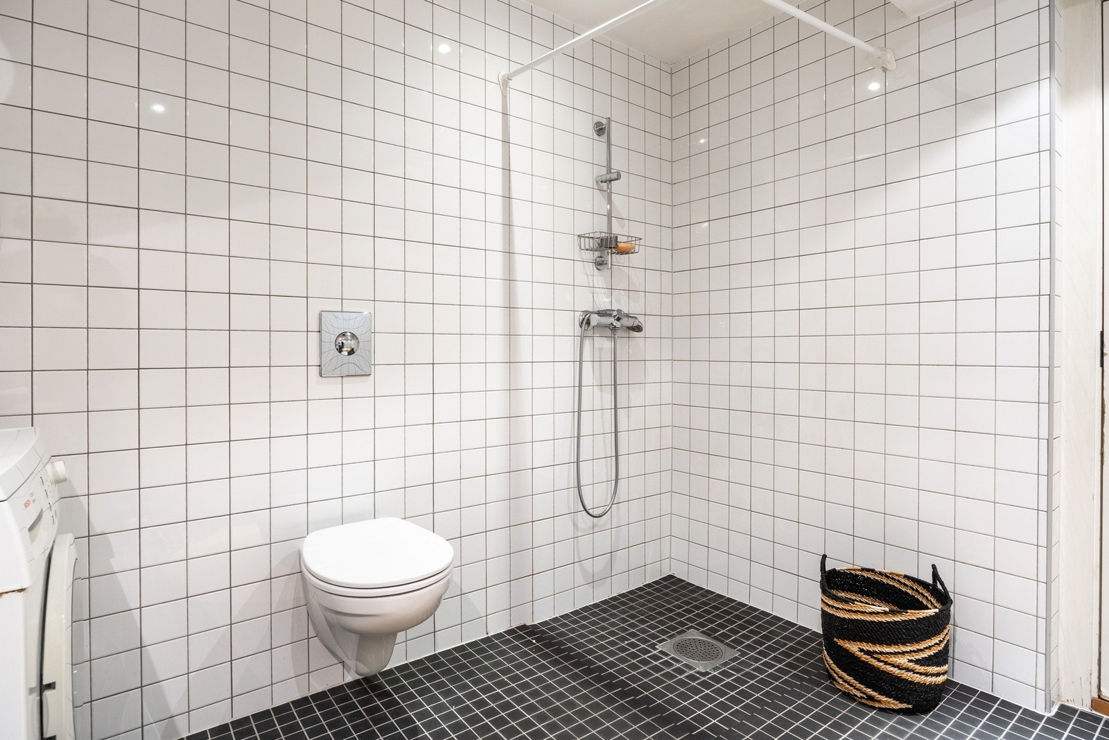 Badet er helfliset og har gulvvarme og downlights. Galleribilde