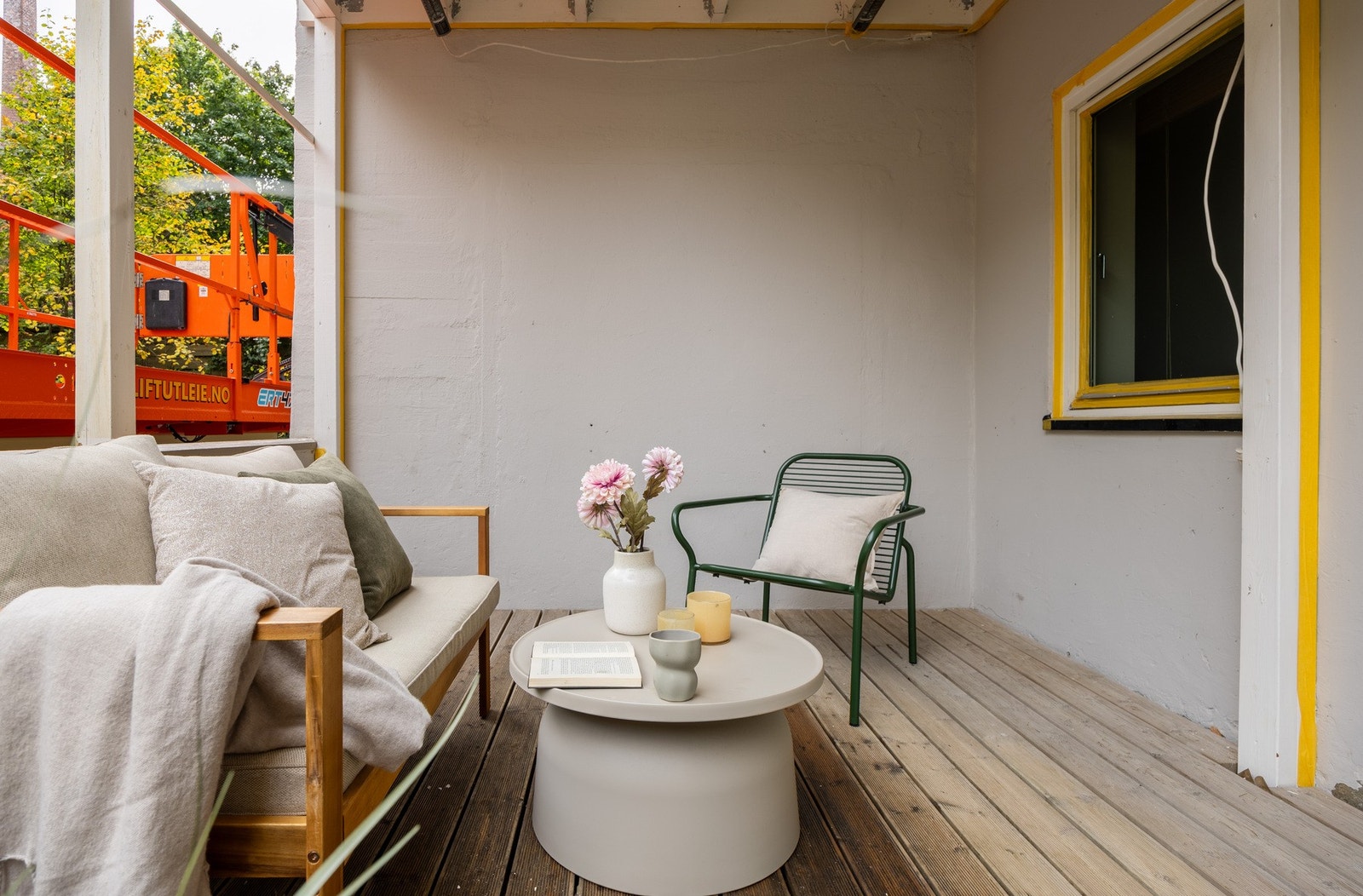 Det er oppdaget at balkongen er ulovlig utvidet uten styregodkjennelse/kommunal godkjennelse, og må kanskje rives, konferer megler for ytterligere informasjon. Galleribilde