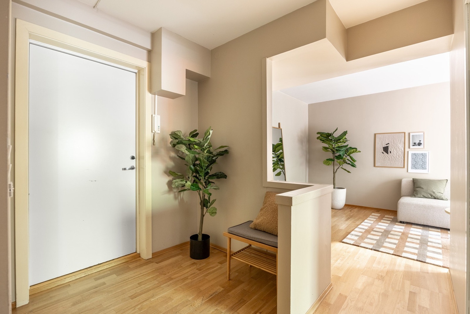 Romslig entré med plass for klesoppheng og oppbevaring av sko. Galleribilde