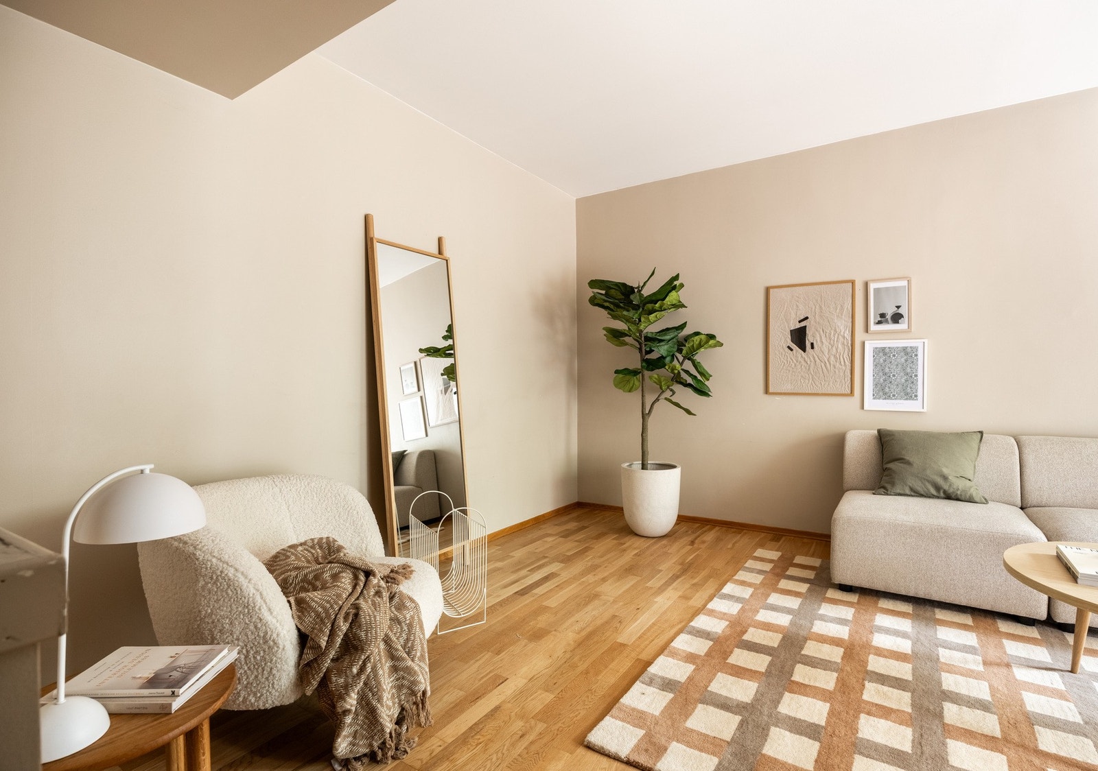 Stuen har god plass til å innrede i ulike soner. Galleribilde