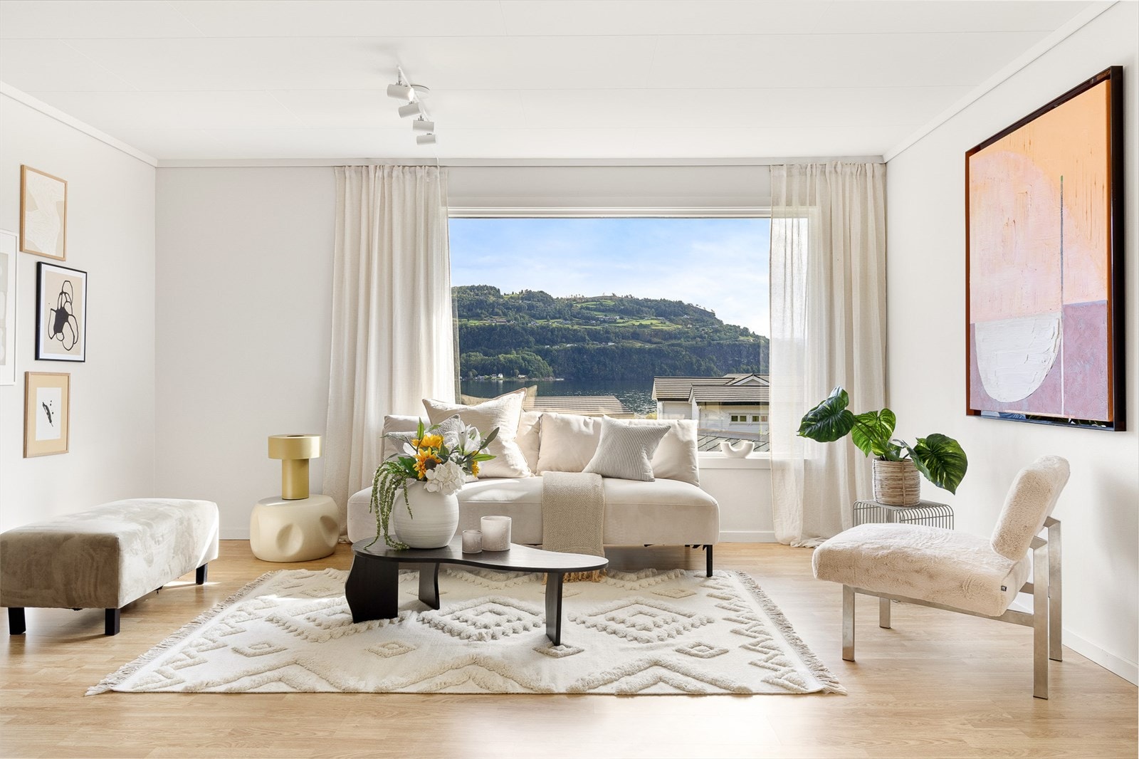 - Stuen fremstår som lys og luftig med flere store vinduer som åpner rommet og sørger for godt med lysinnslipp - Galleribilde