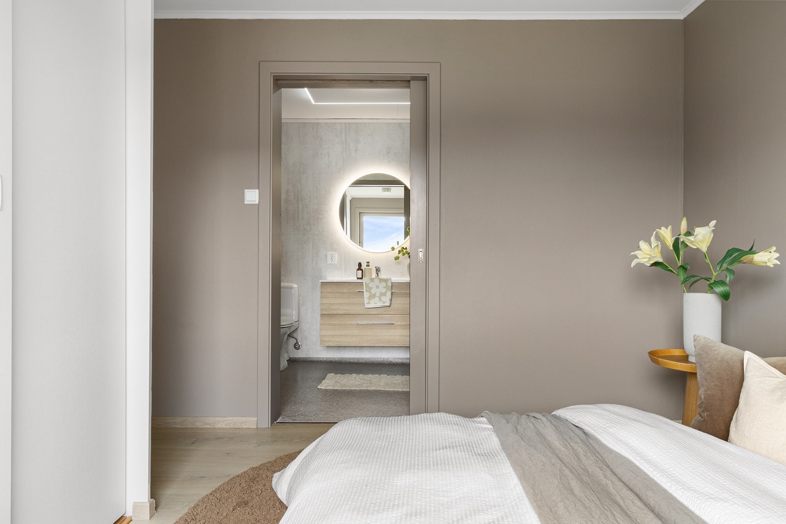 - Fra hovedsoverommet har du direkte tilkomst til baderommet - Galleribilde