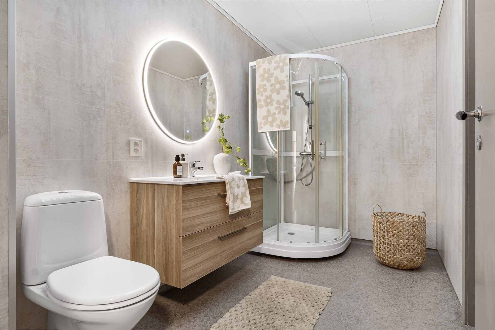 - Badet ble oppgradert i 2023 og inneholder toalett, dusjkabinett og innredning med servant - Galleribilde