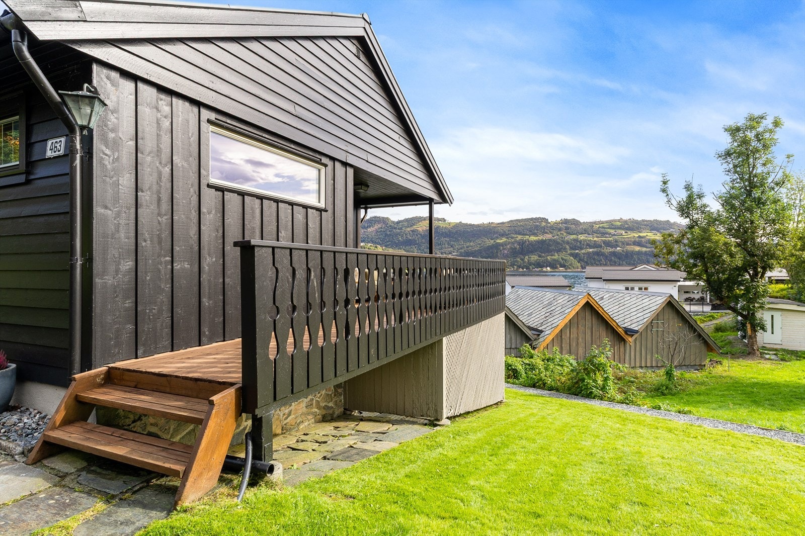 - Stor og flott hage til glede for både store og små. En uteplass å misunne - Galleribilde