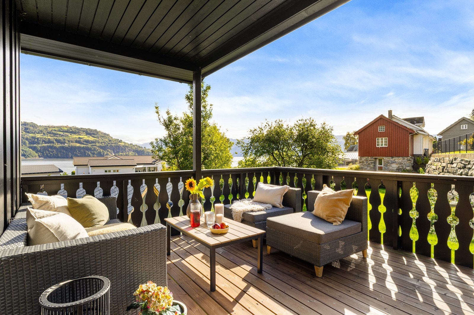 - Bruksmulighetene er enda større ettersom at terrassen er delvis overbygd - Galleribilde