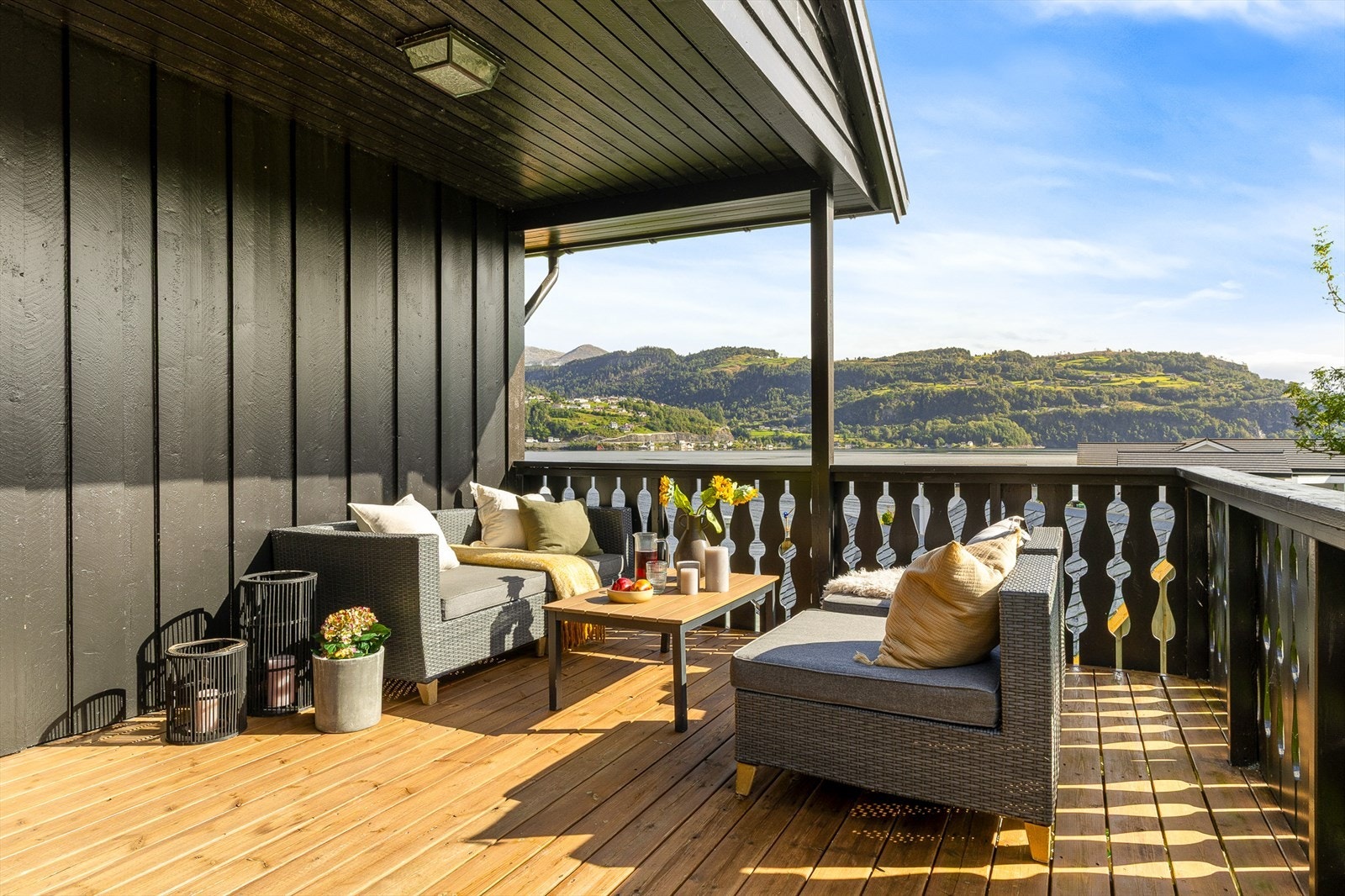 - Nyt fine sommerdager i trivelige omgivelser på terrassen, uteplassen byr på nydelige solforhold - Galleribilde