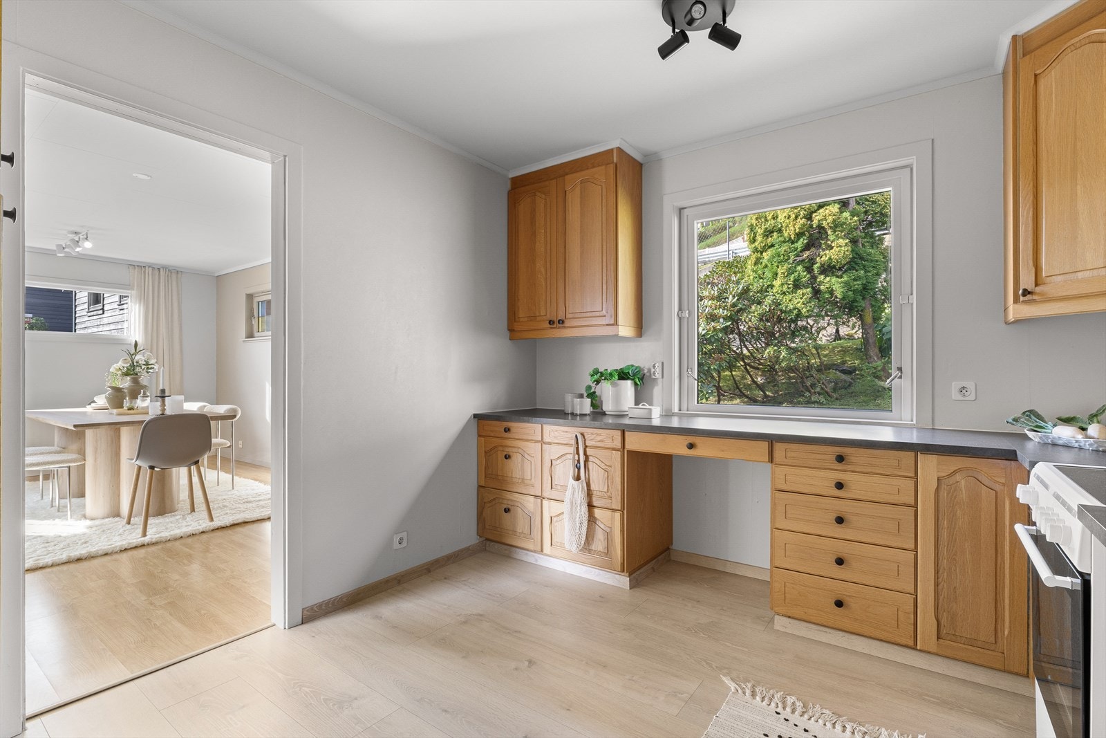 - Kjøkkenet fikk ny benkeplate og nye håndtak i 2023 - Galleribilde