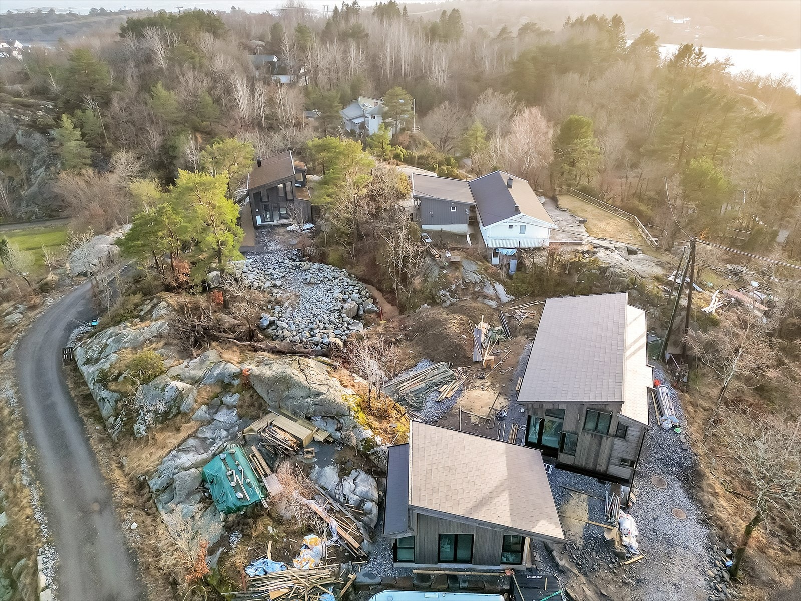 Tomtefeltet består av 11 tomter. Noen er allerede godt i gang med bygging. Galleribilde