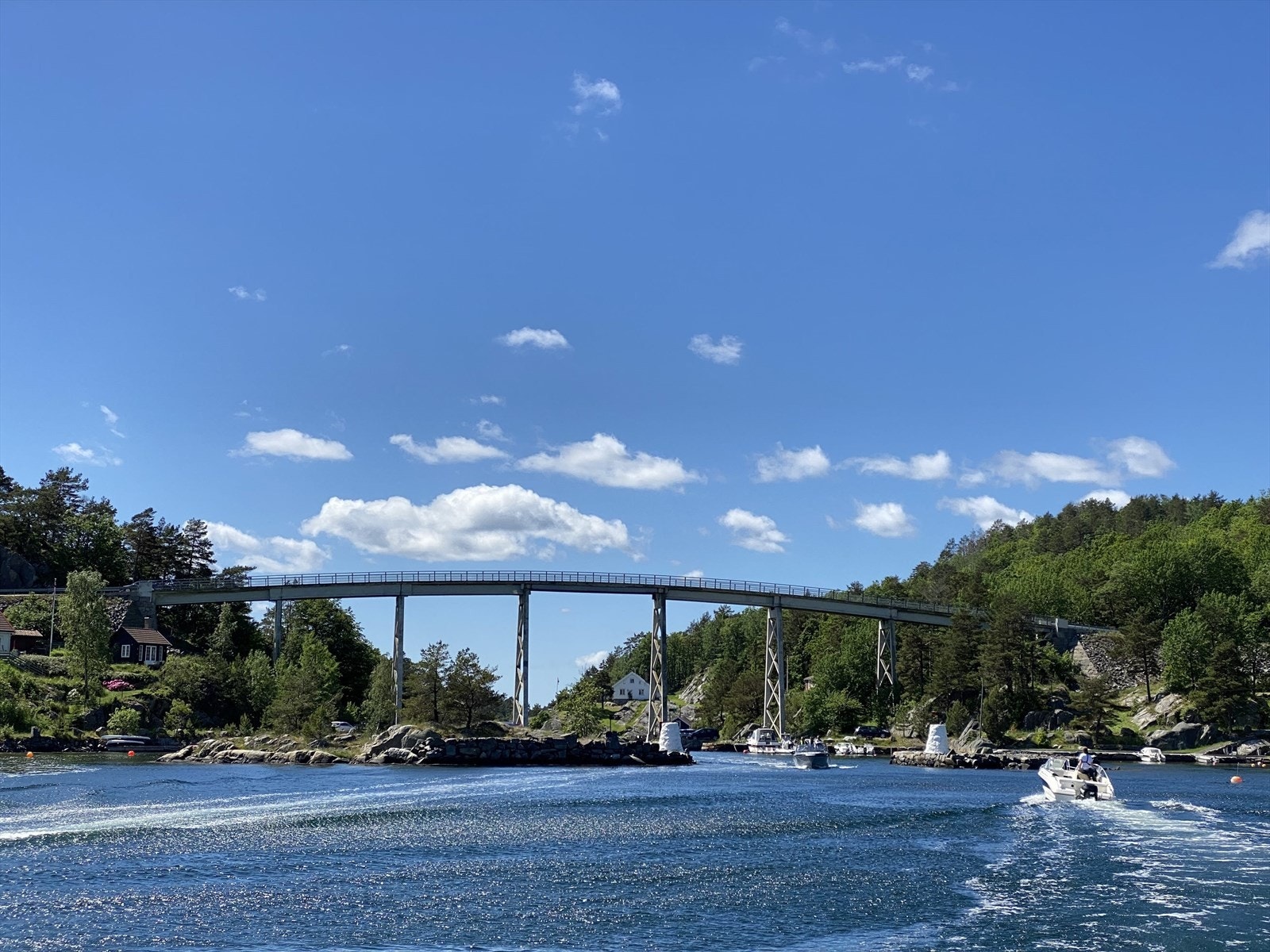 Justøybroa du kjører over for å komme til Brekkestø Galleribilde