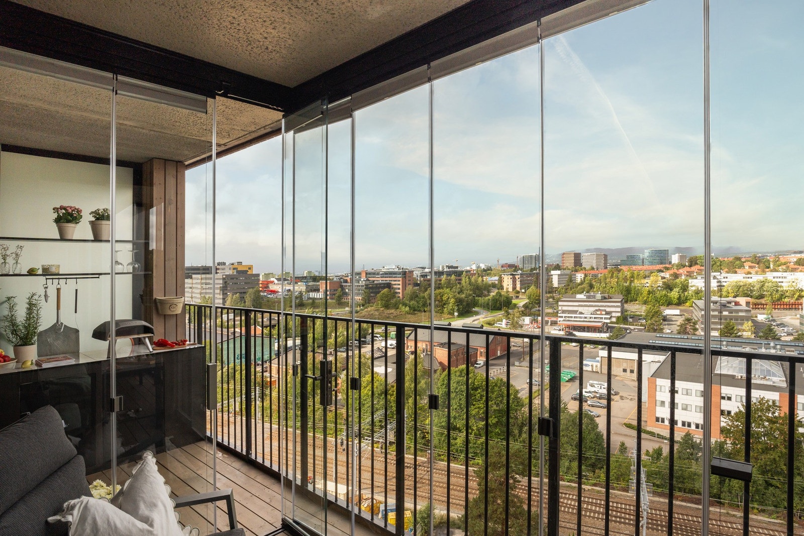 Balkongen tilbyr sol fra ca. 1700 og til solnedgang. Galleribilde