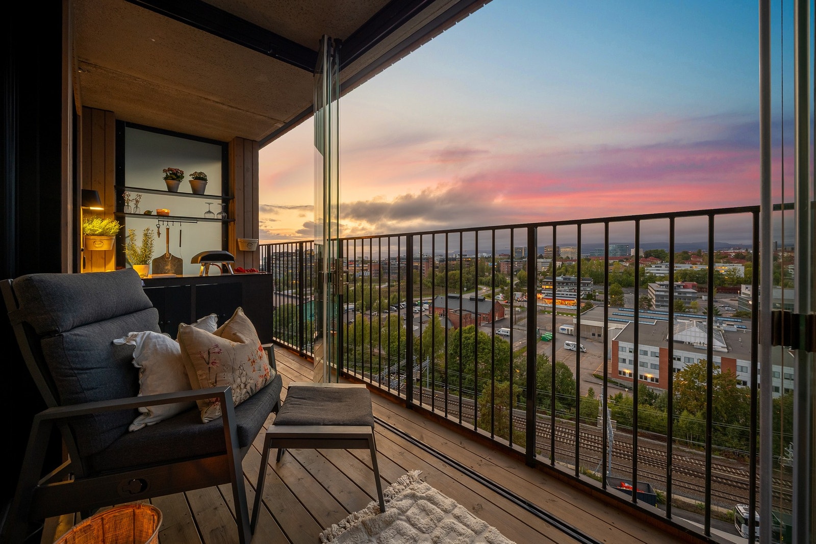 Her får du gleden av en stor og solrik balkong, null innsyn og helt åpent, fritt utsyn. Galleribilde