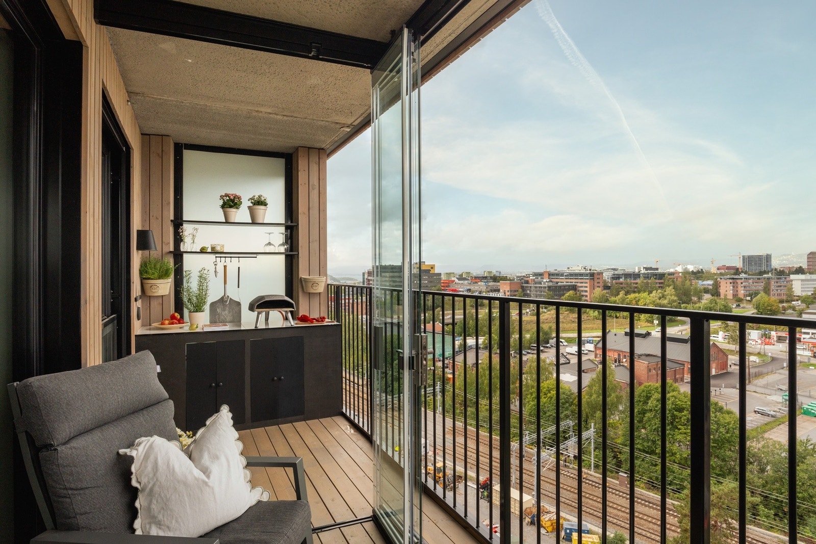 Med delvis innglassing, er balkongen tilrettelagt for bruk både sommer som vinter. Galleribilde