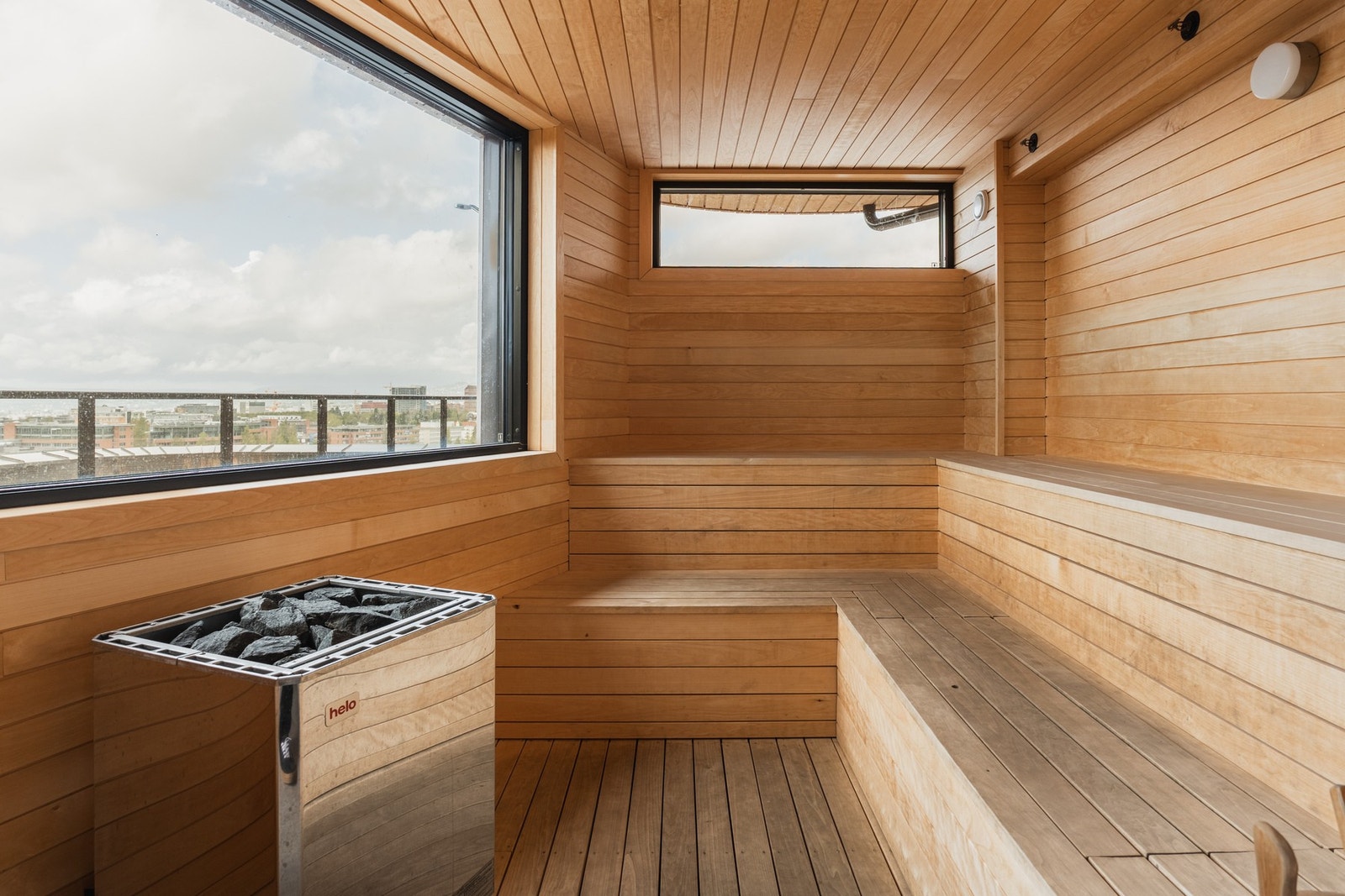 På én av takterrassene finner du sameiets sauna. Denne bookes via "Heime"-appen og er til fri bruk for beboerne. Herfra har du utsikt over hele byen! Galleribilde