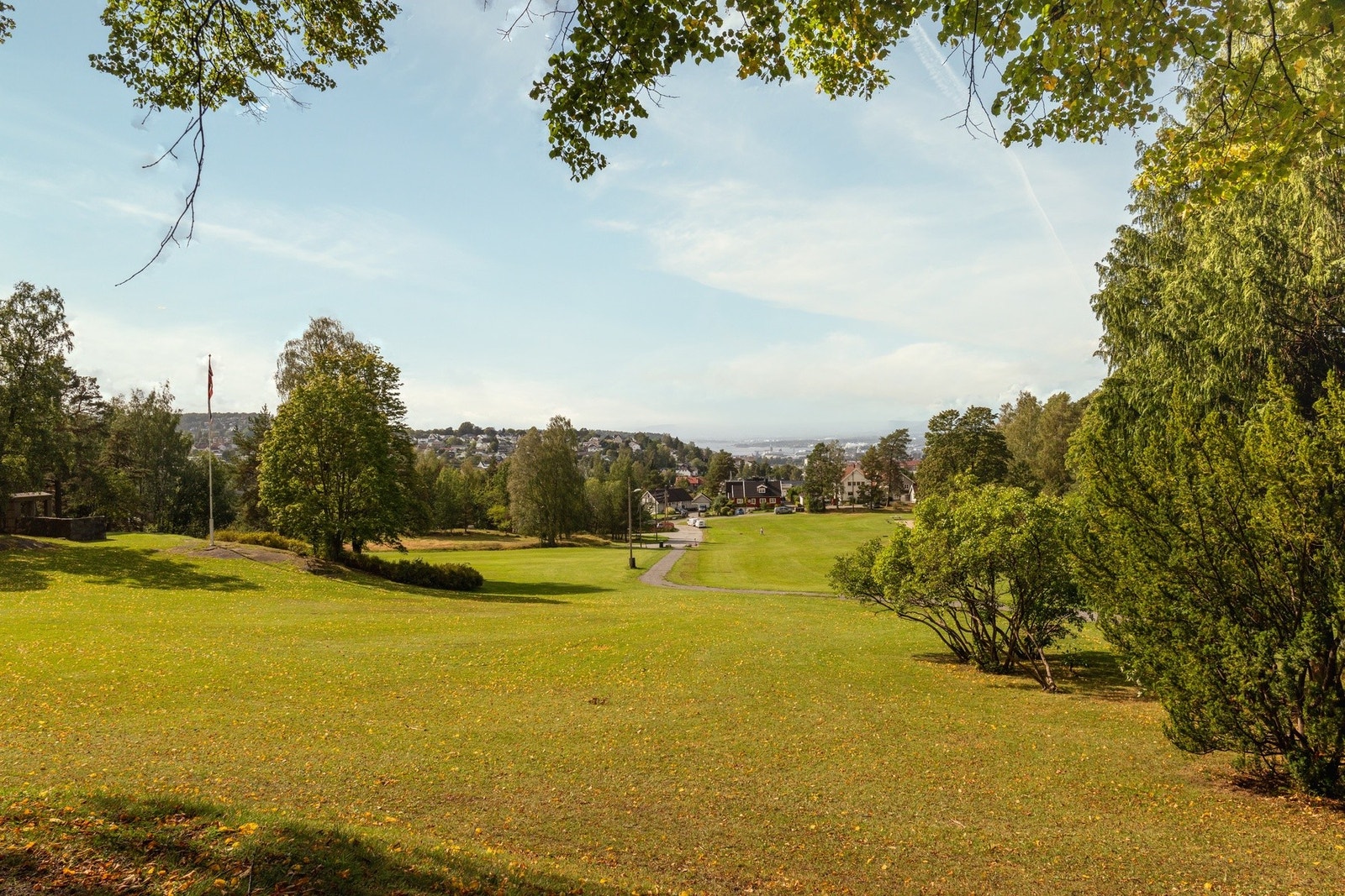Rett bak boligen finner du Skøyenparken med blant annet ærverdige Nordre Skøyen Hovedgård som kan leies for private arrangementer. Galleribilde