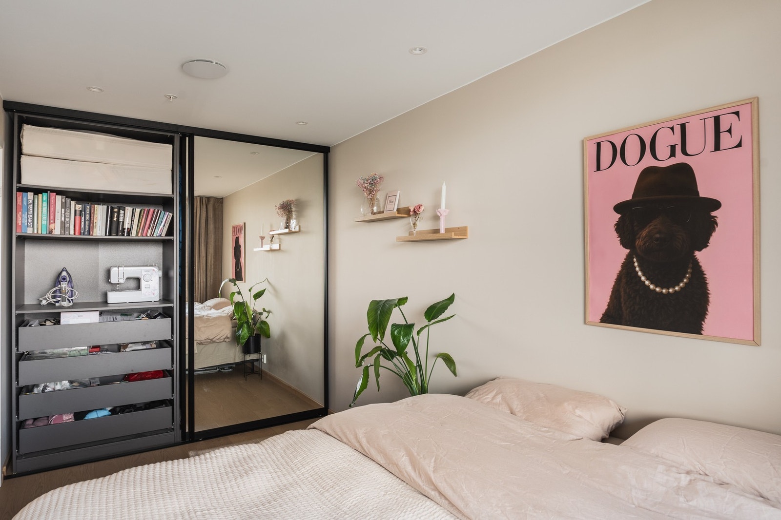 Her er det etablert skyvedørsgarderobe med PAX-innredning, som tilrettelegger for system og orden. Galleribilde