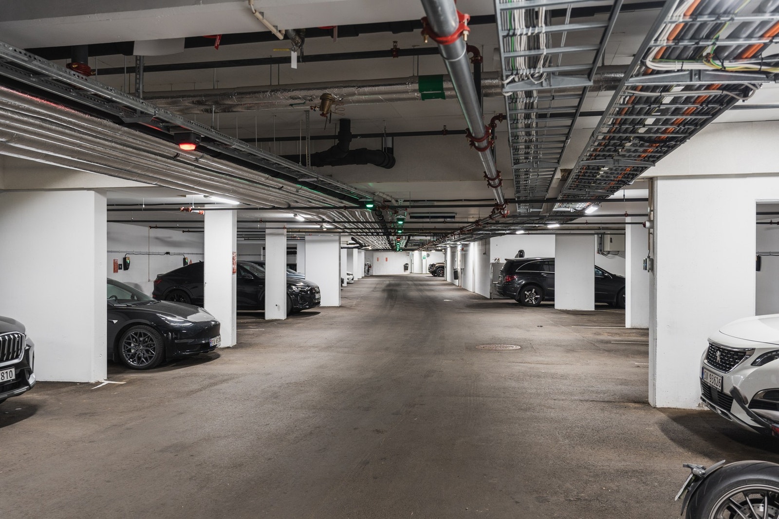 Sameiet har et felles garasjeanlegg hvor parkeringsplass for beboere og gjester kan leies for 6 kroner per time. Ingen har faste plasser og det kan bookes tid i forveien. Galleribilde