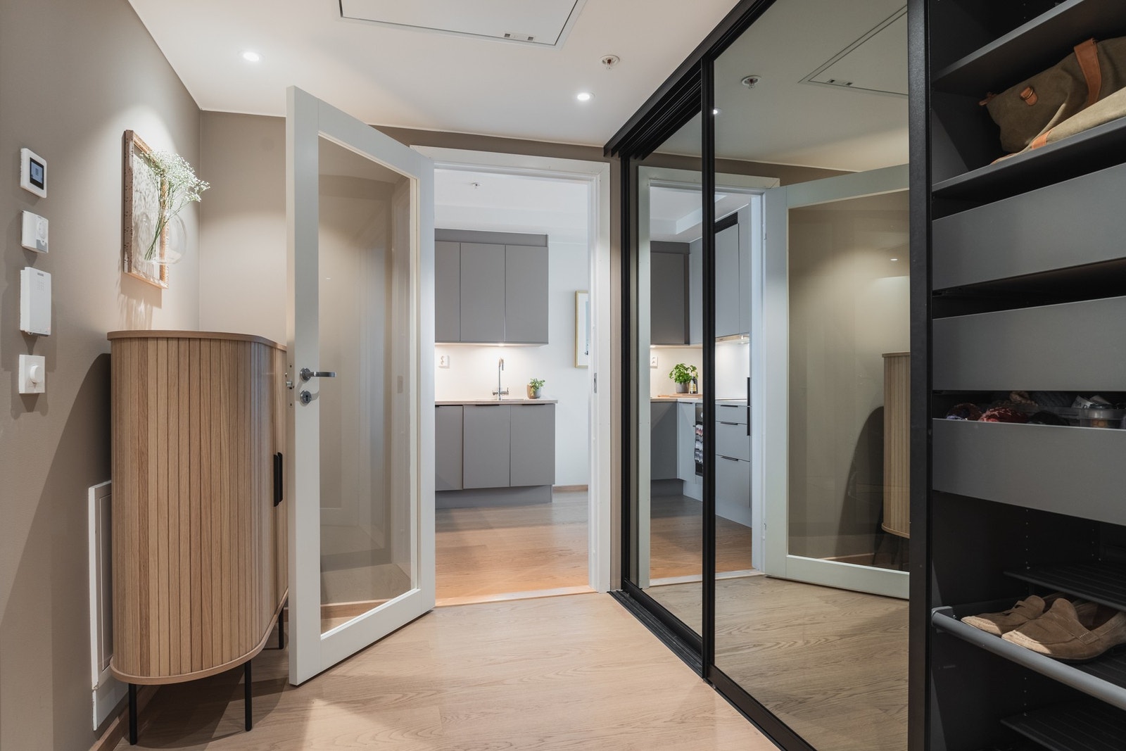 Entréen har også god plass som nåværende eier har utnyttet godt ved etablering av praktiske oppbevaringsløsninger. Galleribilde