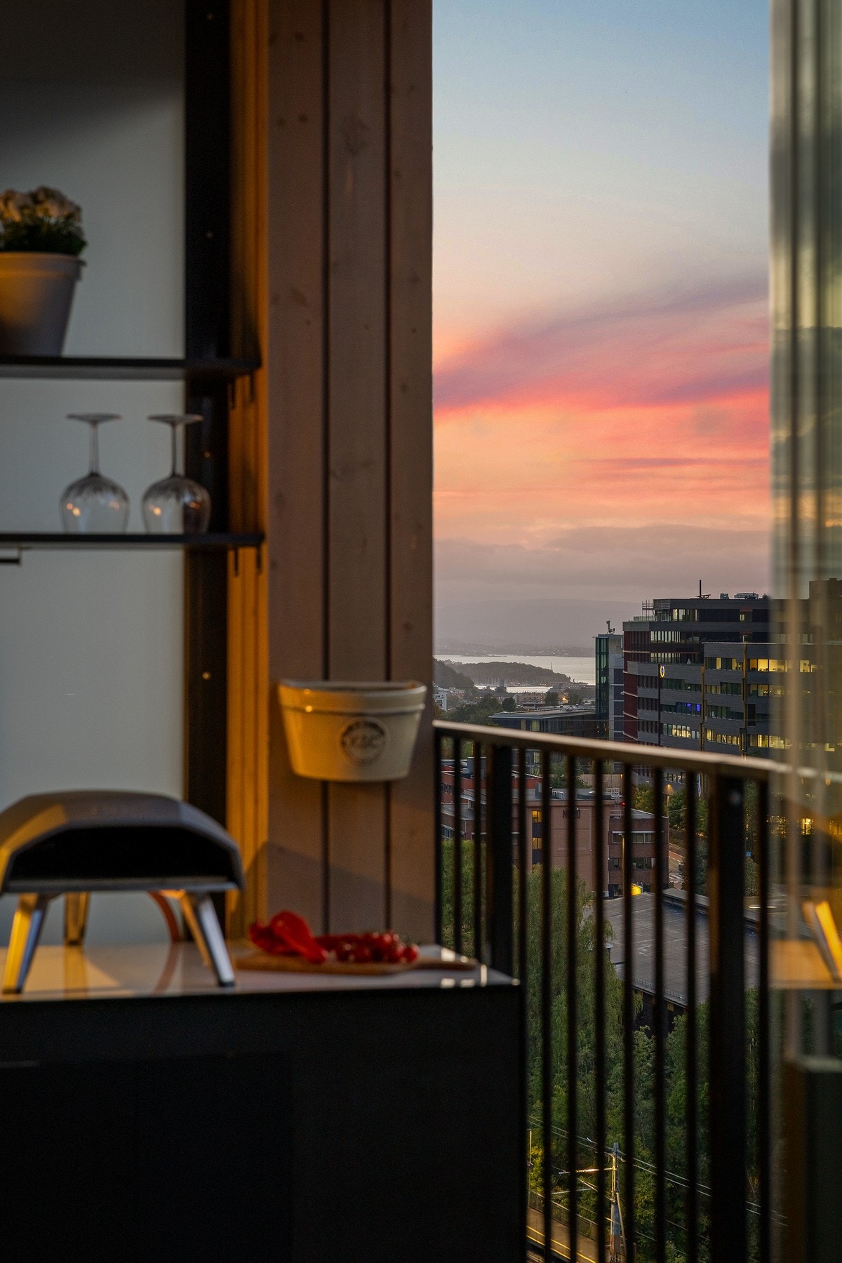 Fra den sydvendte balkongen har du gode solforhold og flott utsikt over byen og Oslofjorden. Galleribilde