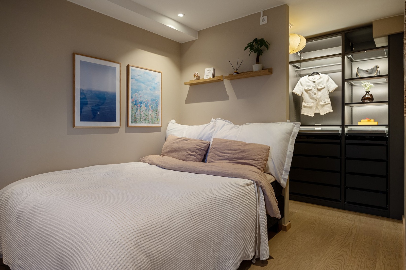 Det er adkomst til soverommet både via dør fra entré og dør fra stue. Nåværende eier har plassert garderobeløsning på hver side av dør fra entré, for mer effektiv bruk av areal og ekstra oppbevaringsplass. Galleribilde