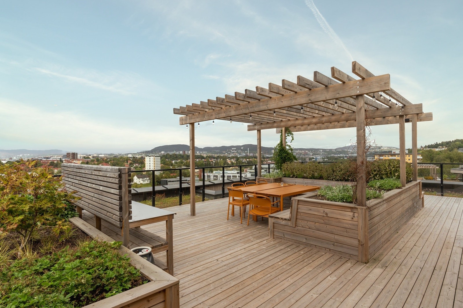 Sameiet har totalt 4 felles takterrasser, hvorav samtlige er innredet med utekjøkken, sittegrupper, grill og beplantningsmuligheter. Galleribilde