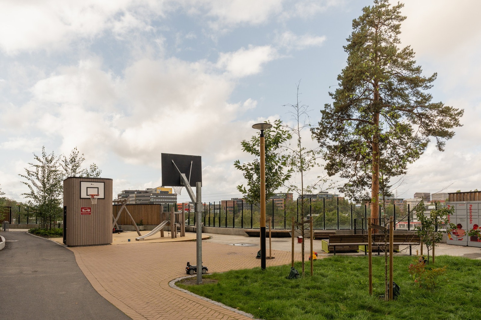 Her er også tilrettelagt for sportslige aktiviteter som basketball. Galleribilde